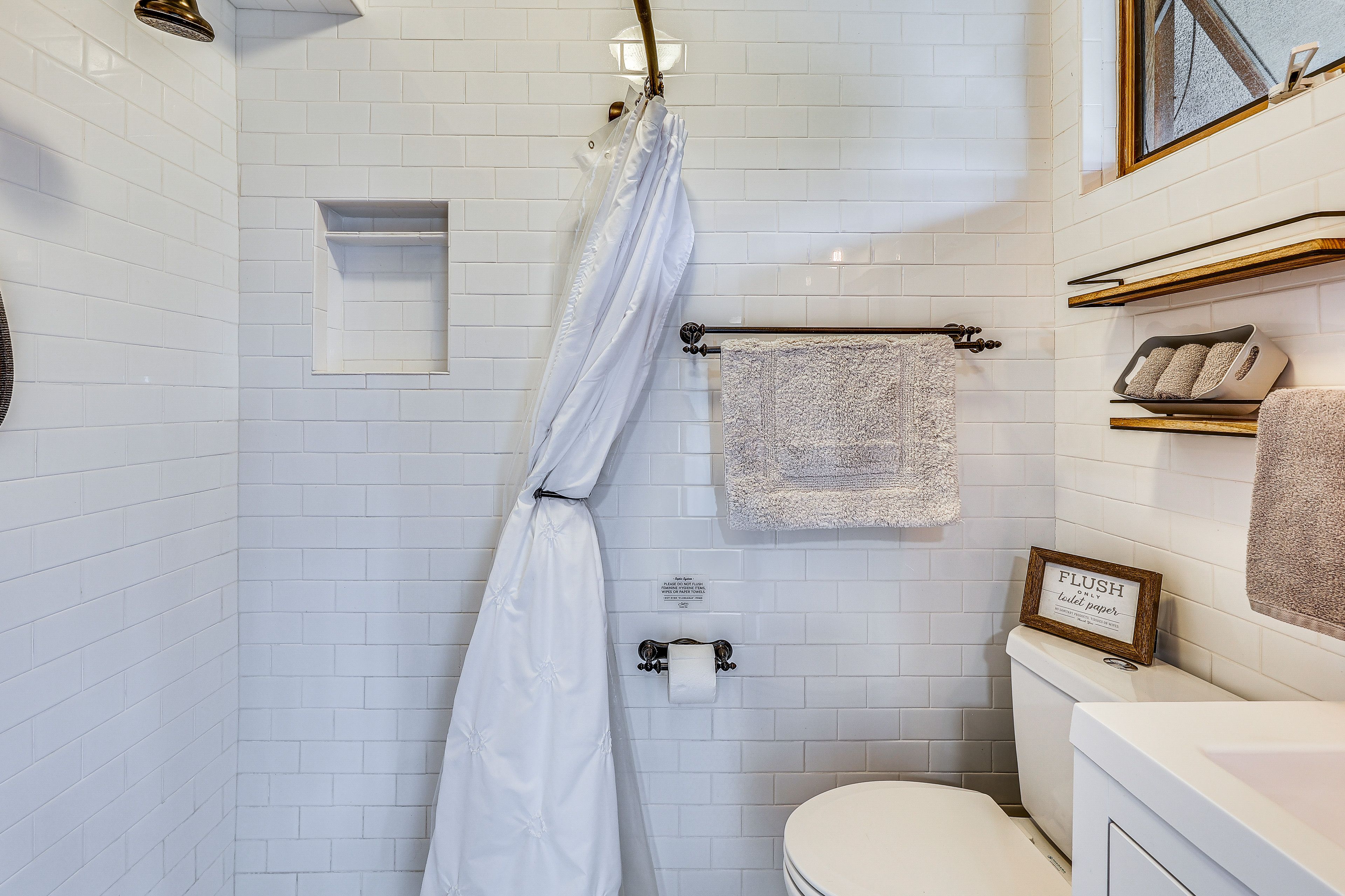 En-Suite Bathroom | Towels Provided | 1st Floor
