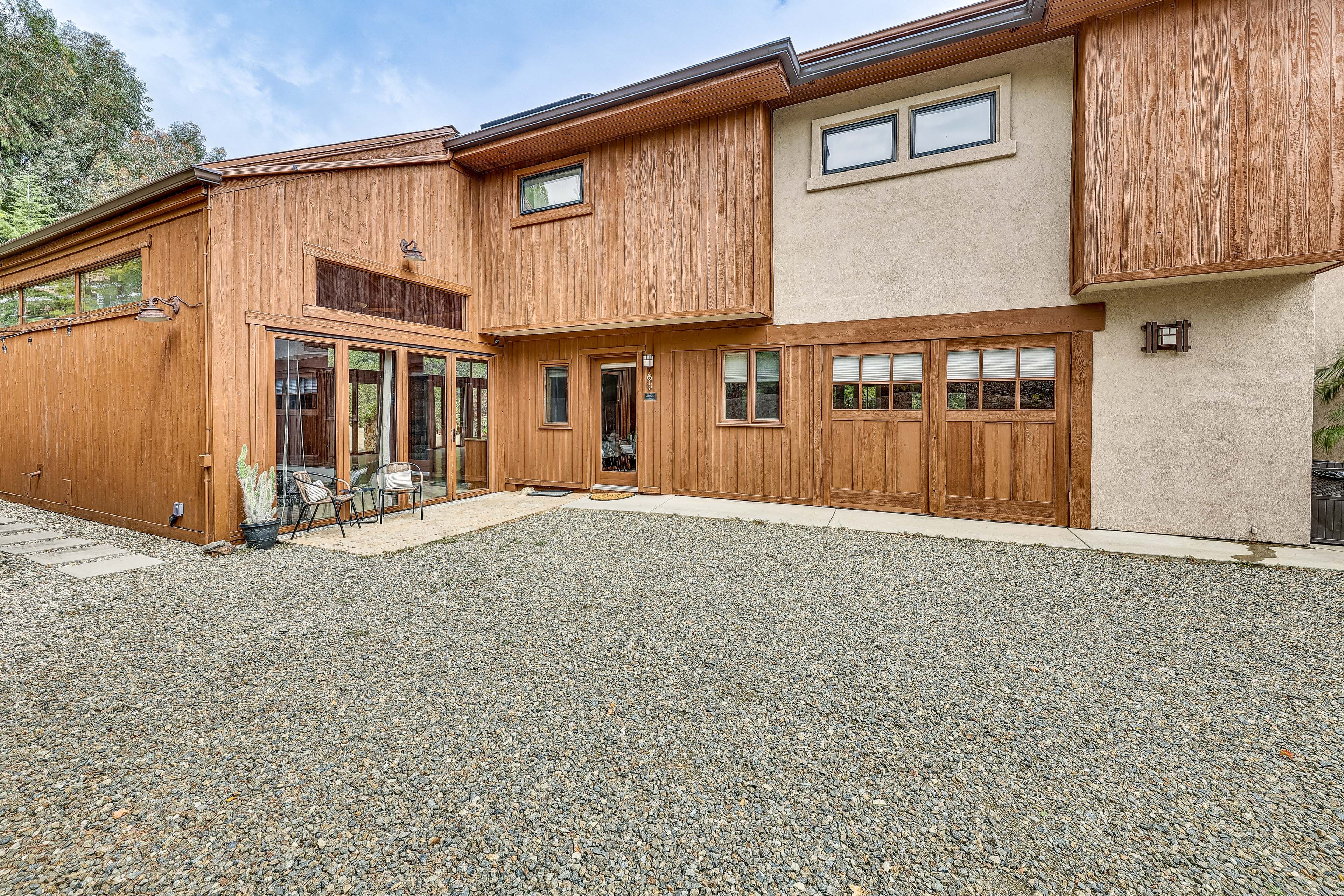 Parking | Driveway (16 Vehicles)