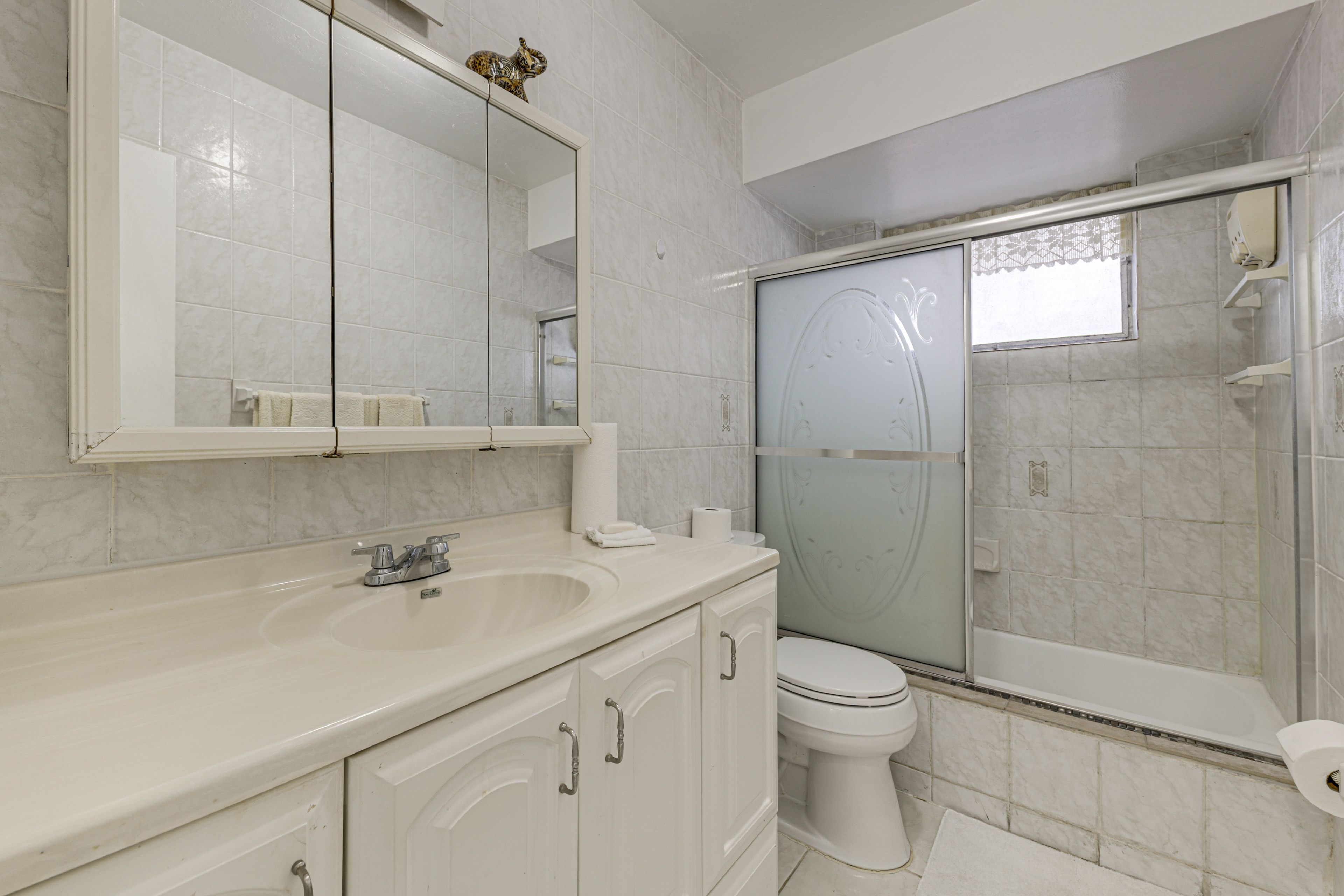 Full Bathroom | Towels Provided