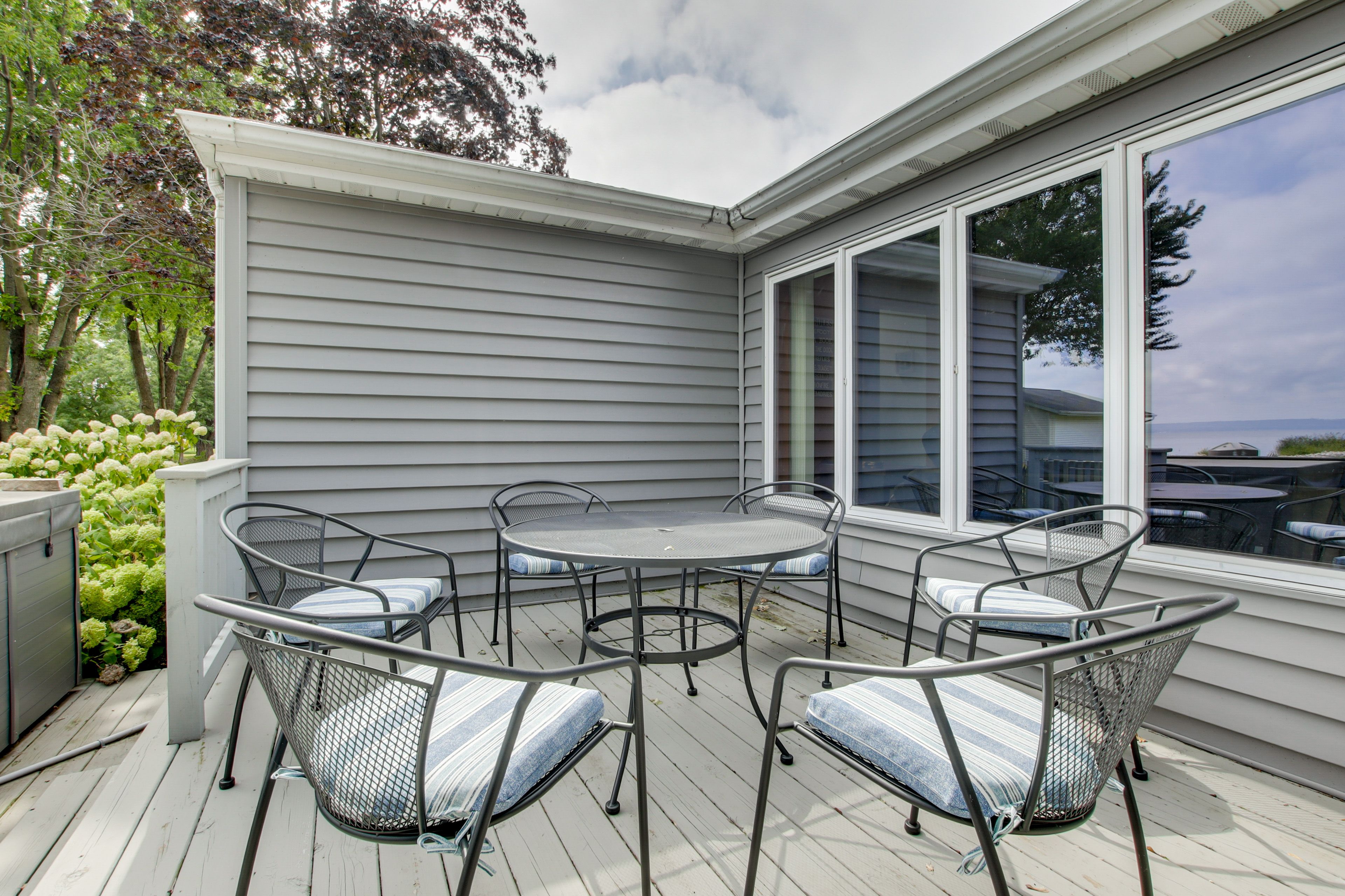 Deck | Outdoor Dining | Gas Grill