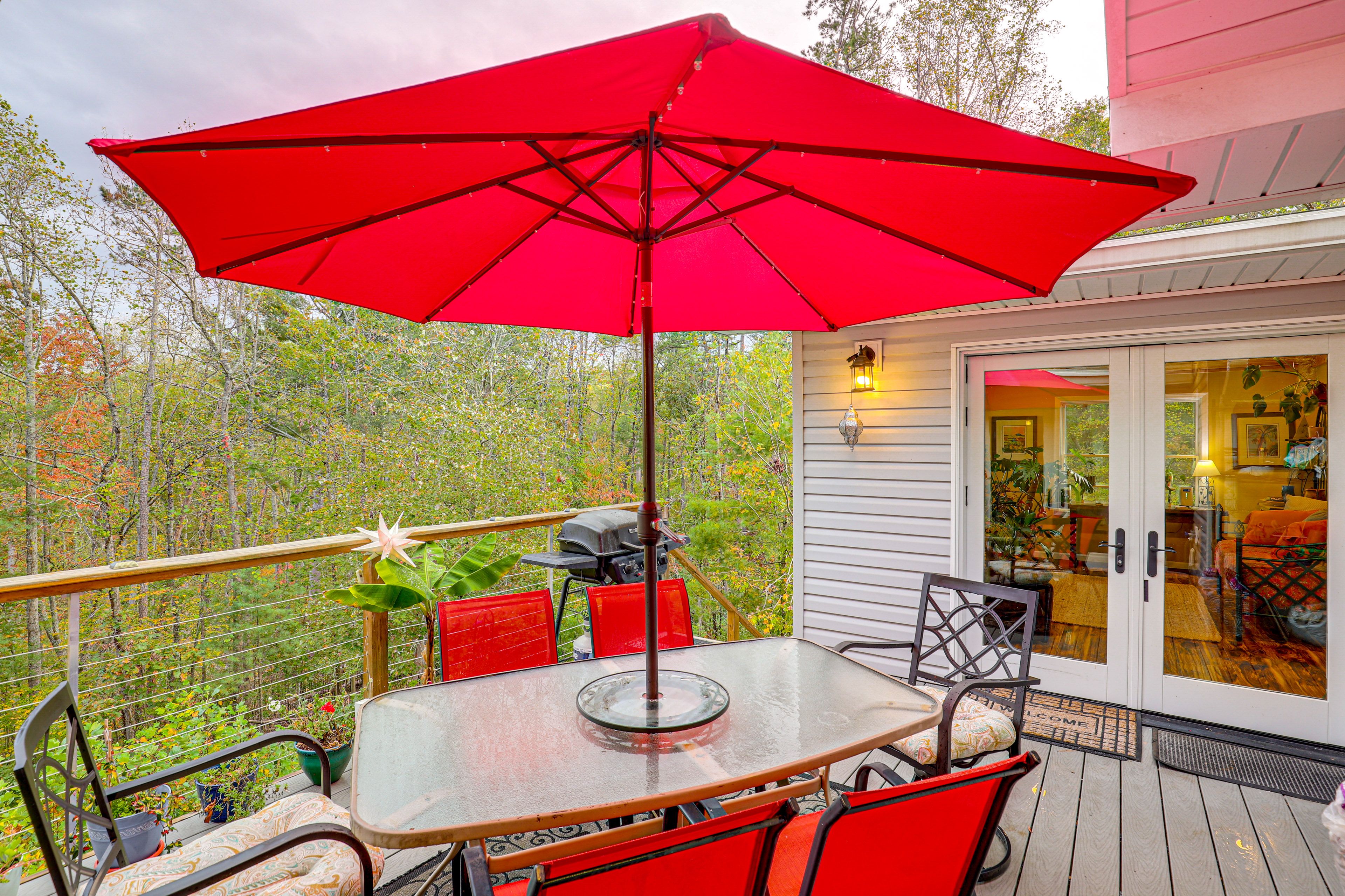 Deck w/ Dining Table | Gas Grill