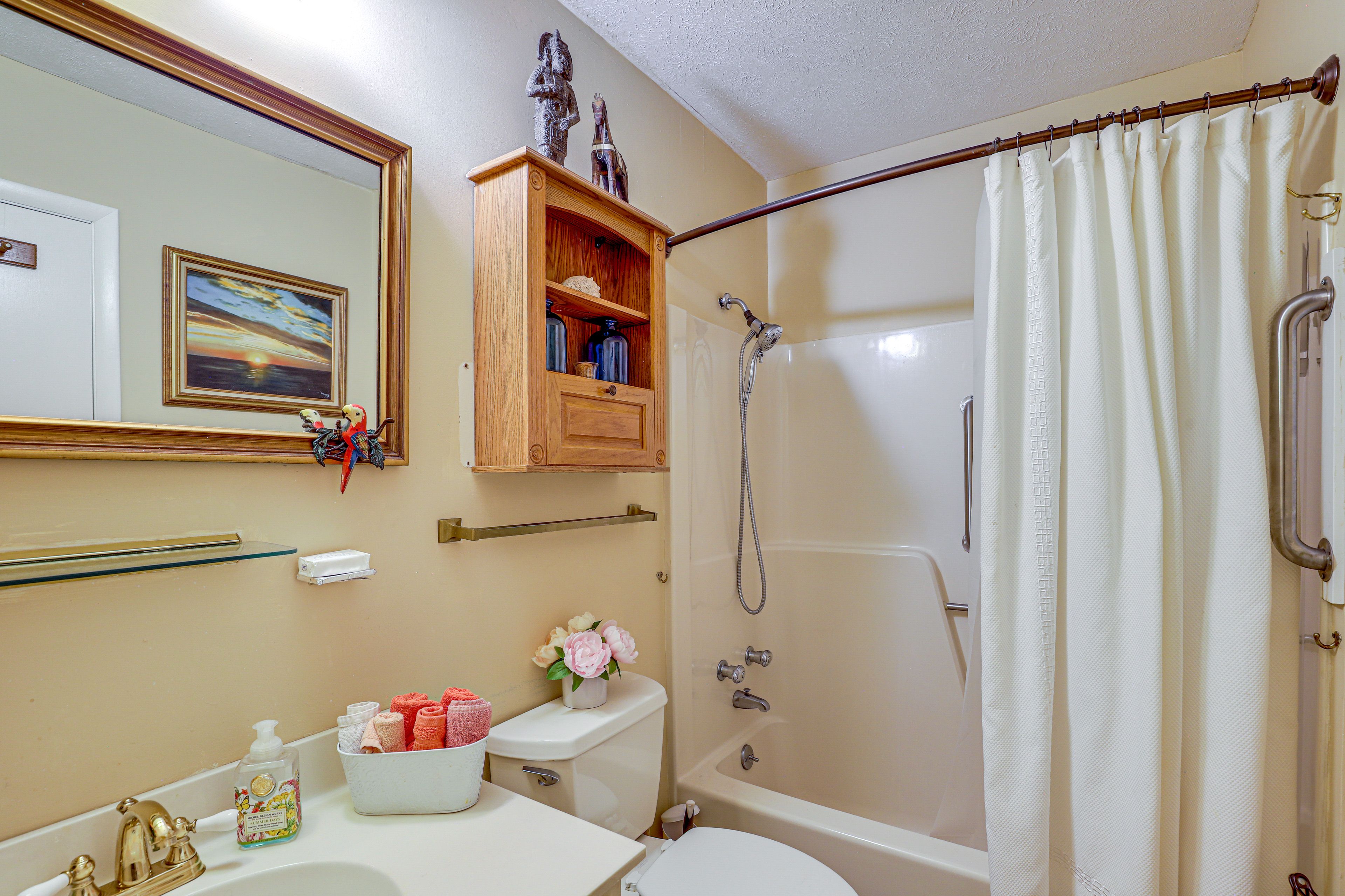 Full Bathroom | Complimentary Toiletries