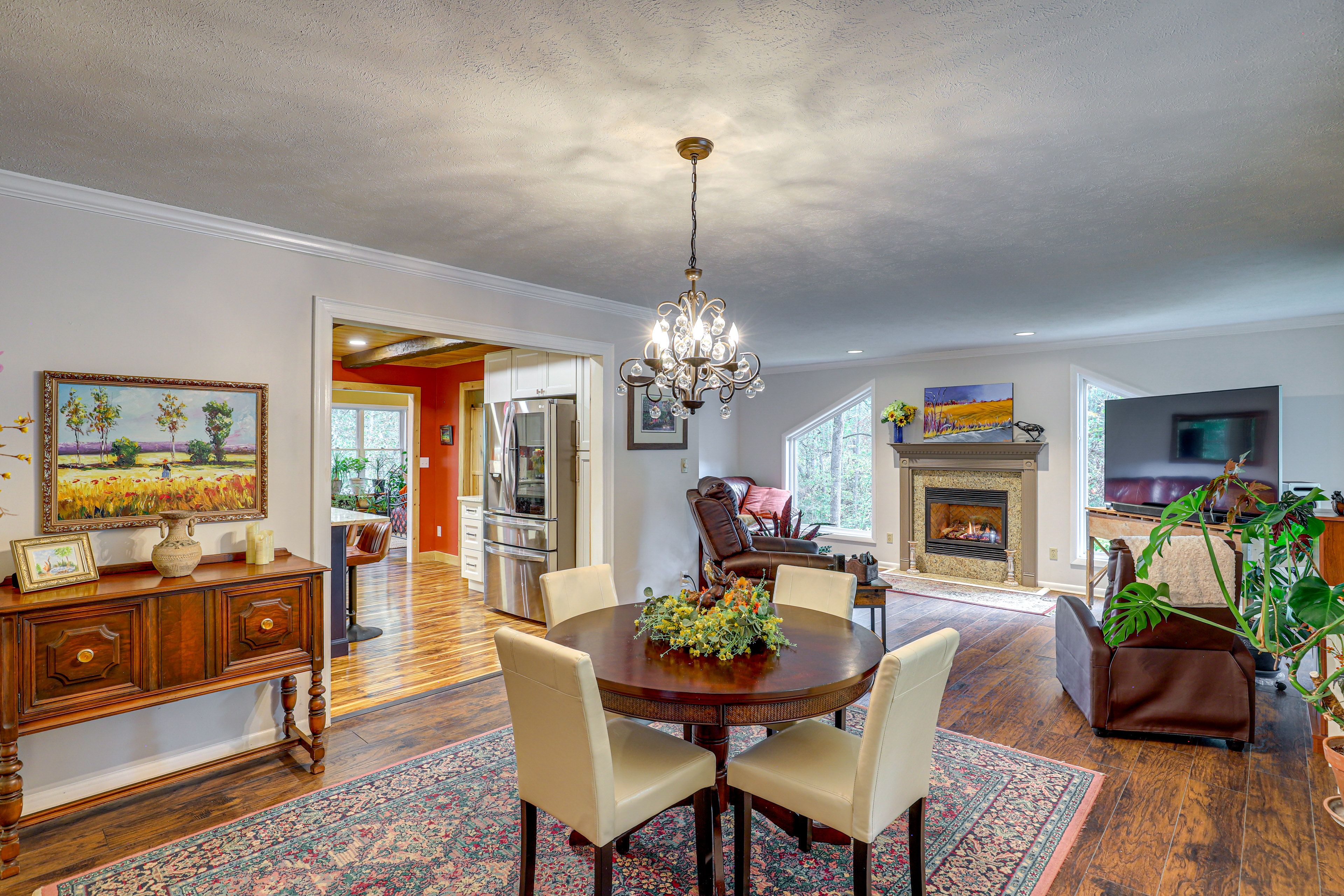Dining Area | Dishware/Flatware
