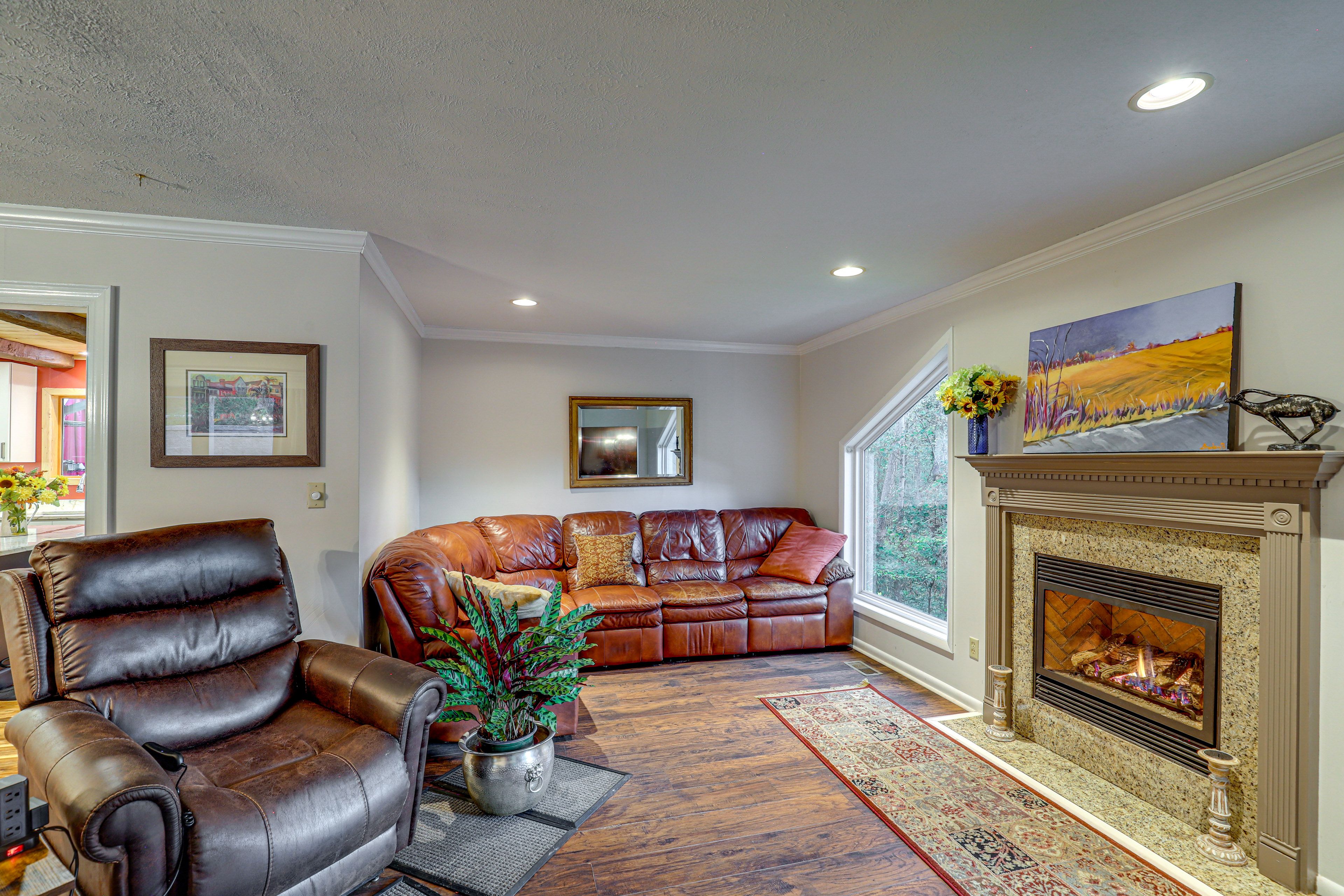 Living Room | Smart TV | Fireplace