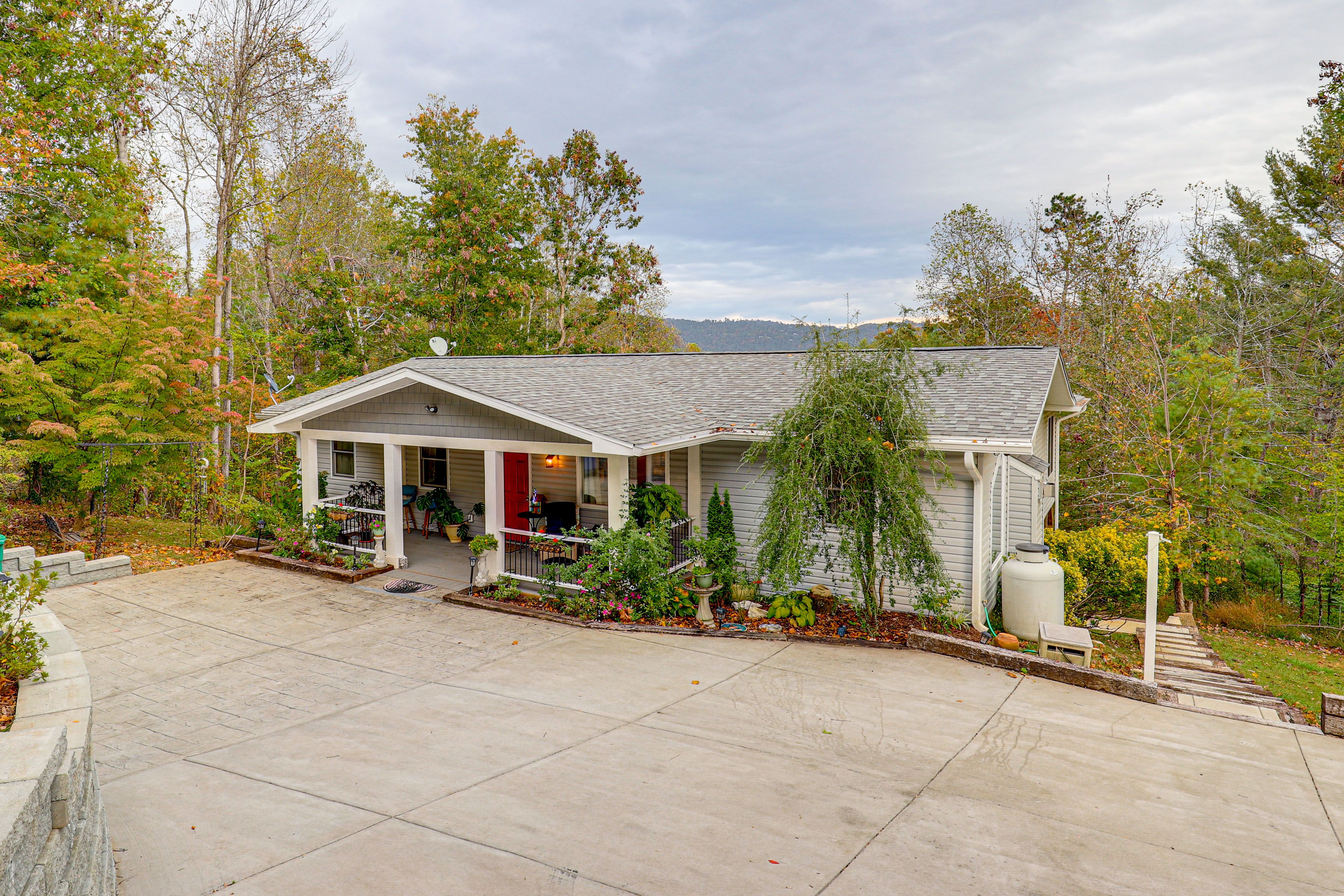 Parking | Driveway (4 Vehicles)