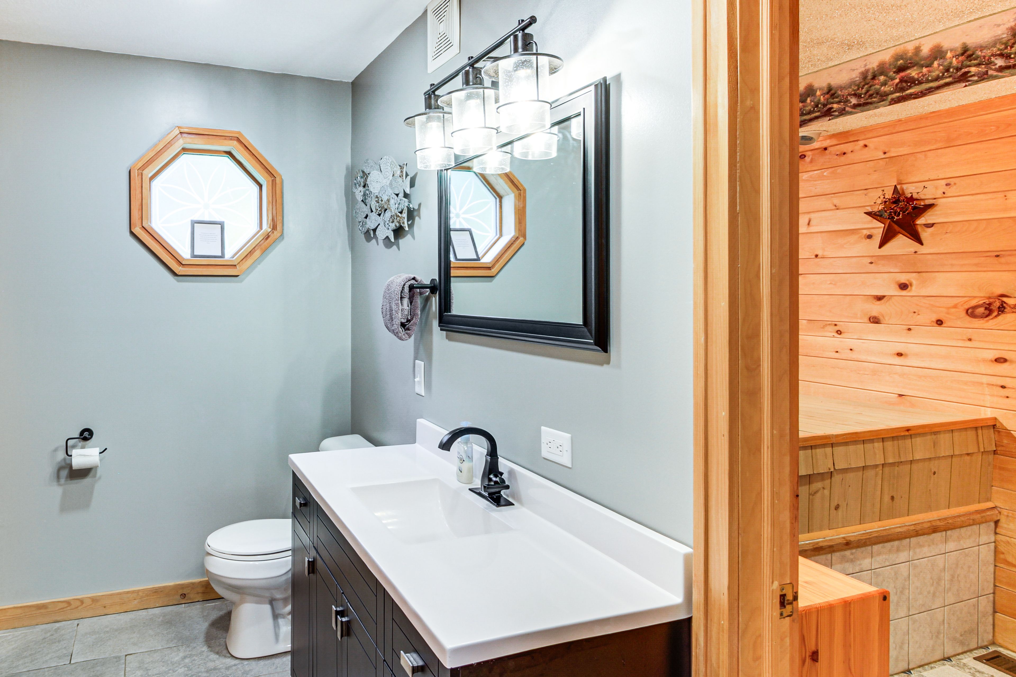 En-Suite Bathroom | Main Level | Towels Provided