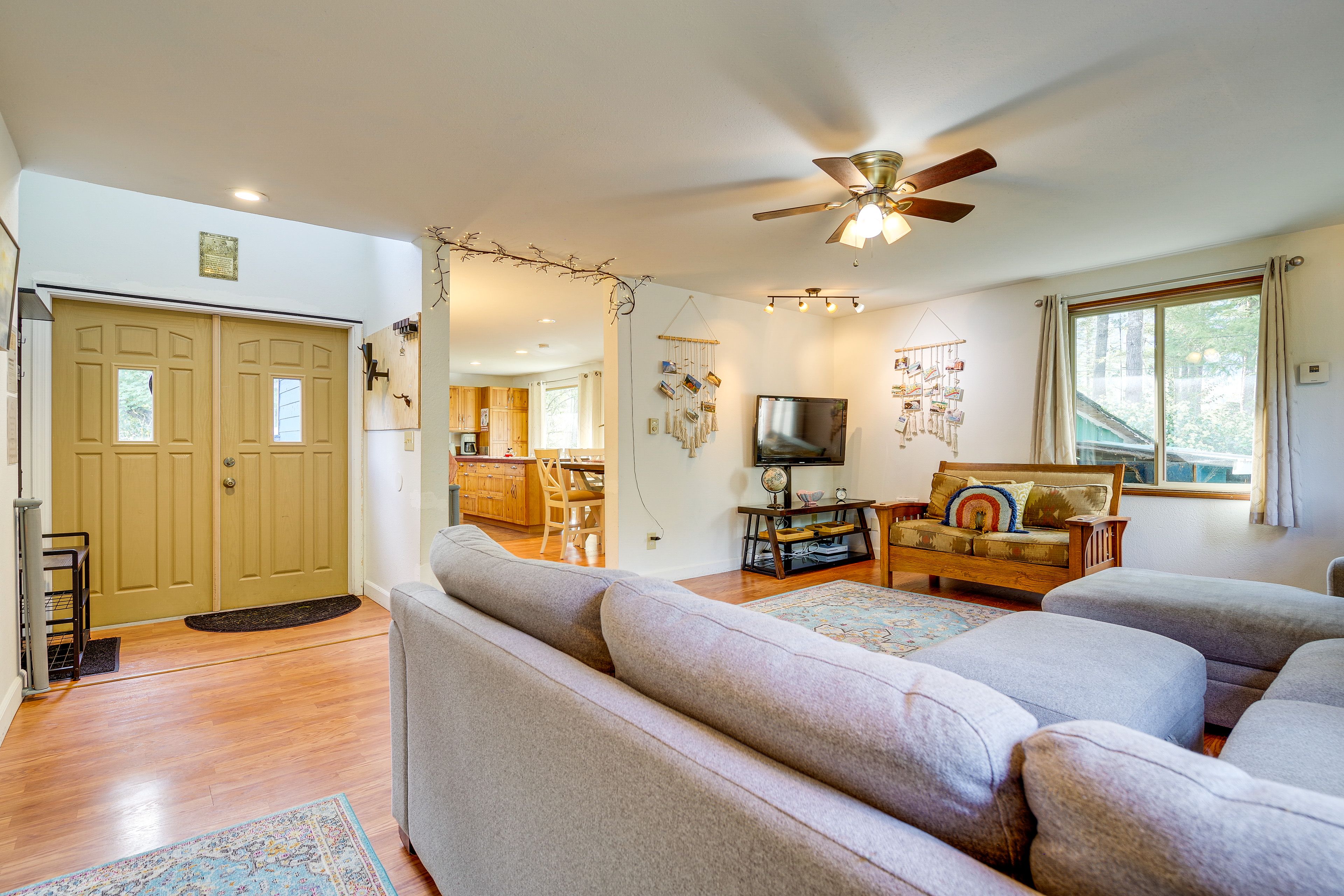 Living Room | 1st Floor | Board Games & Books | Smart TV