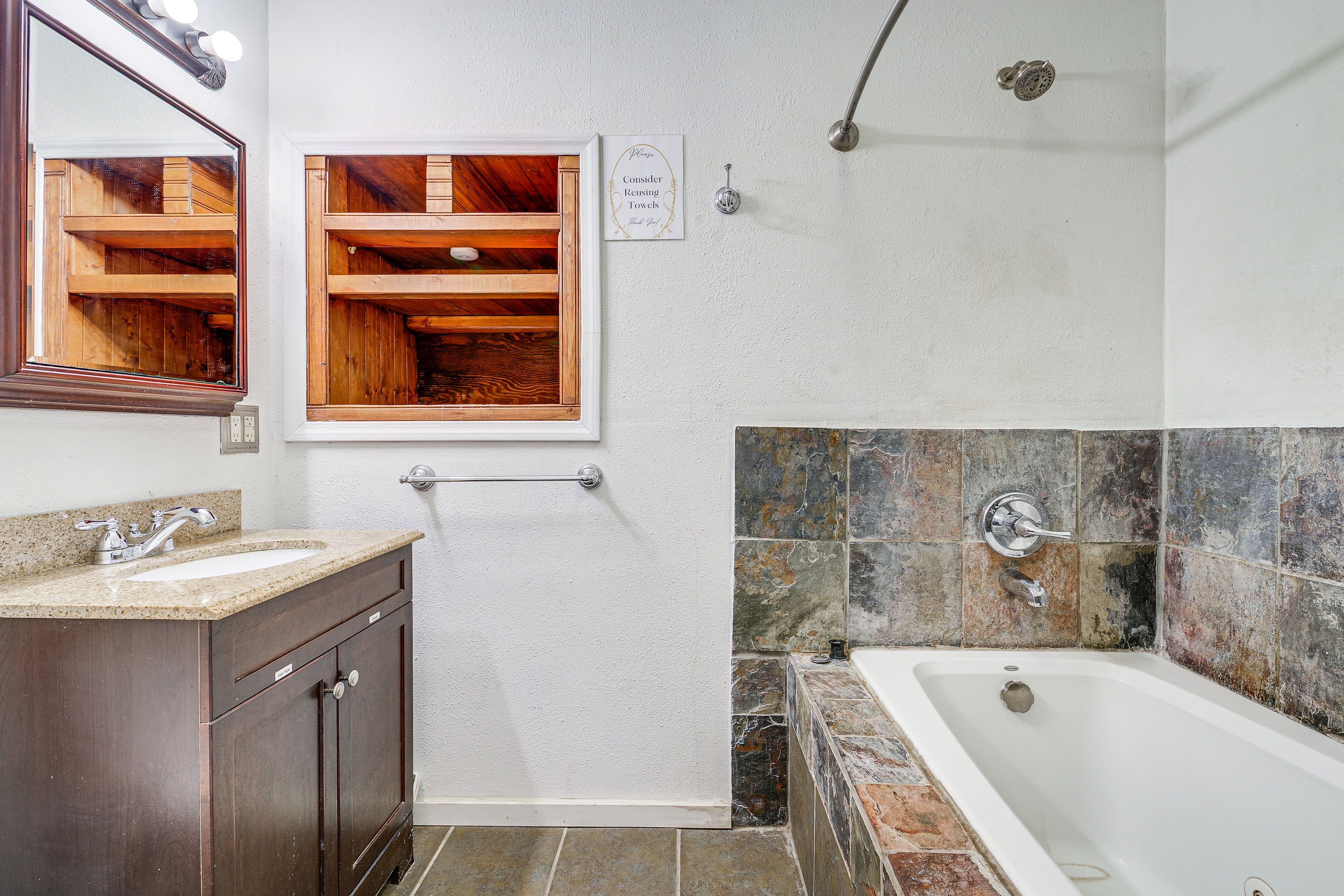 En-Suite Bathroom | 2nd Floor | Towels & Linens Provided