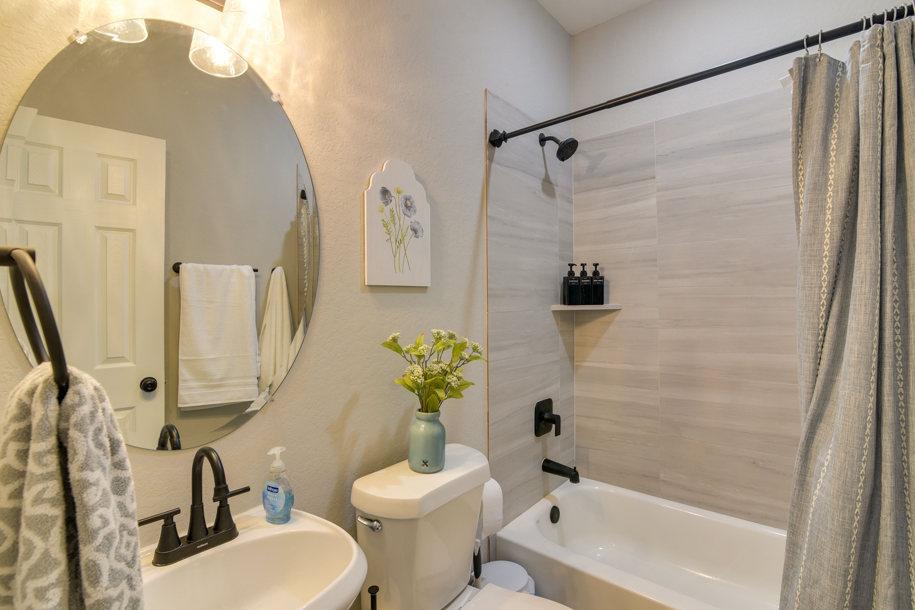 Full Bathroom | Complimentary Toiletries | Towels Provided