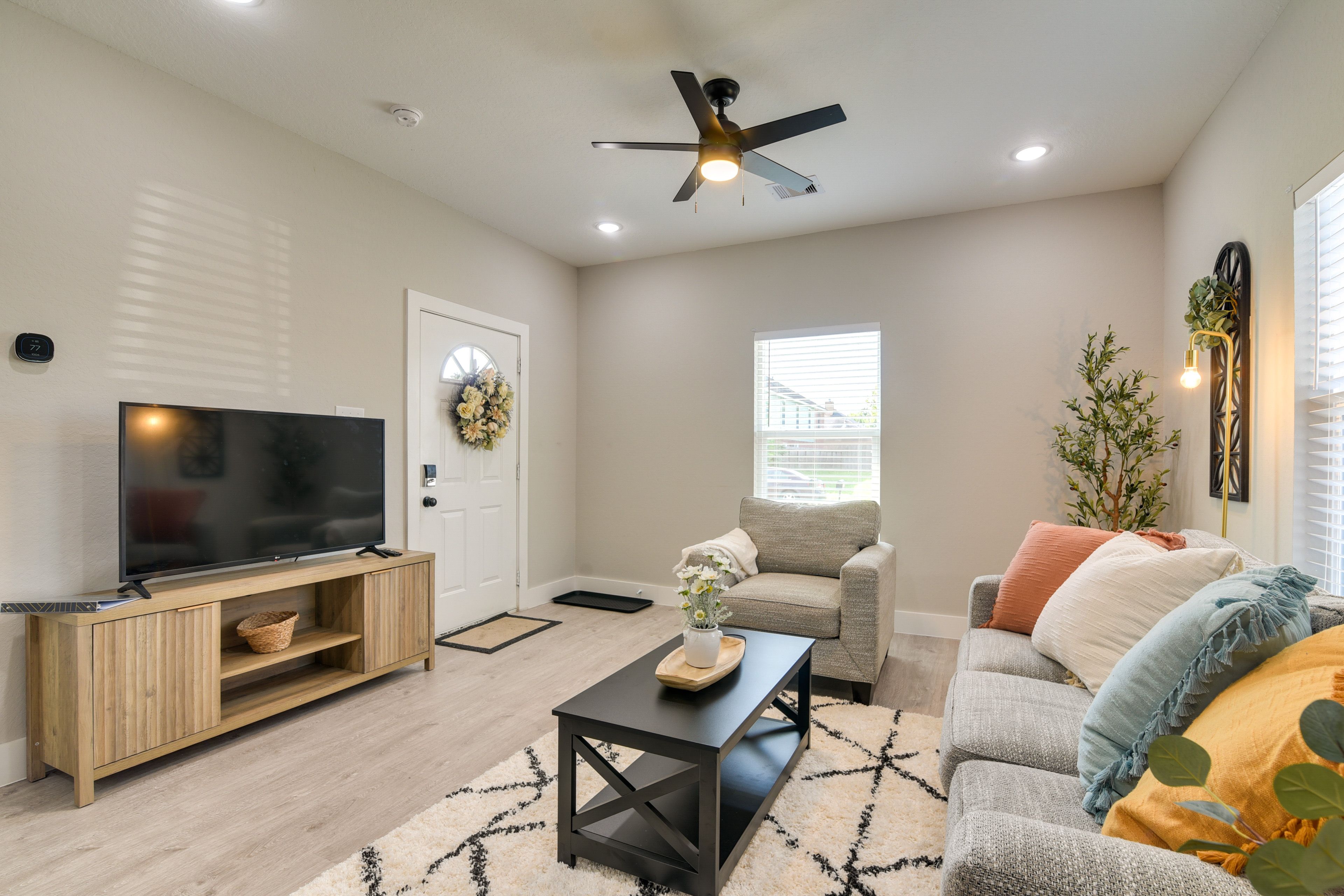 Houston Vacation Rental | 2BR | 1BA | 850 Sq Ft | 1 Step to Enter