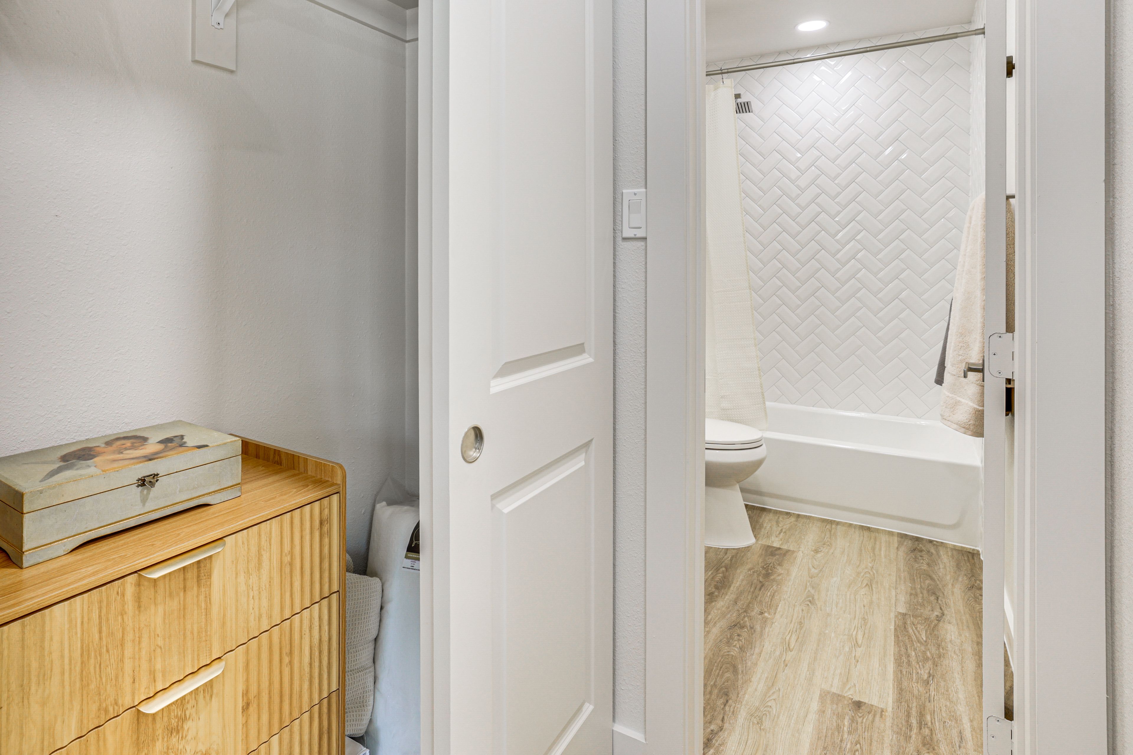 Full En-Suite Bath | Complimentary Toiletries | Towels Provided