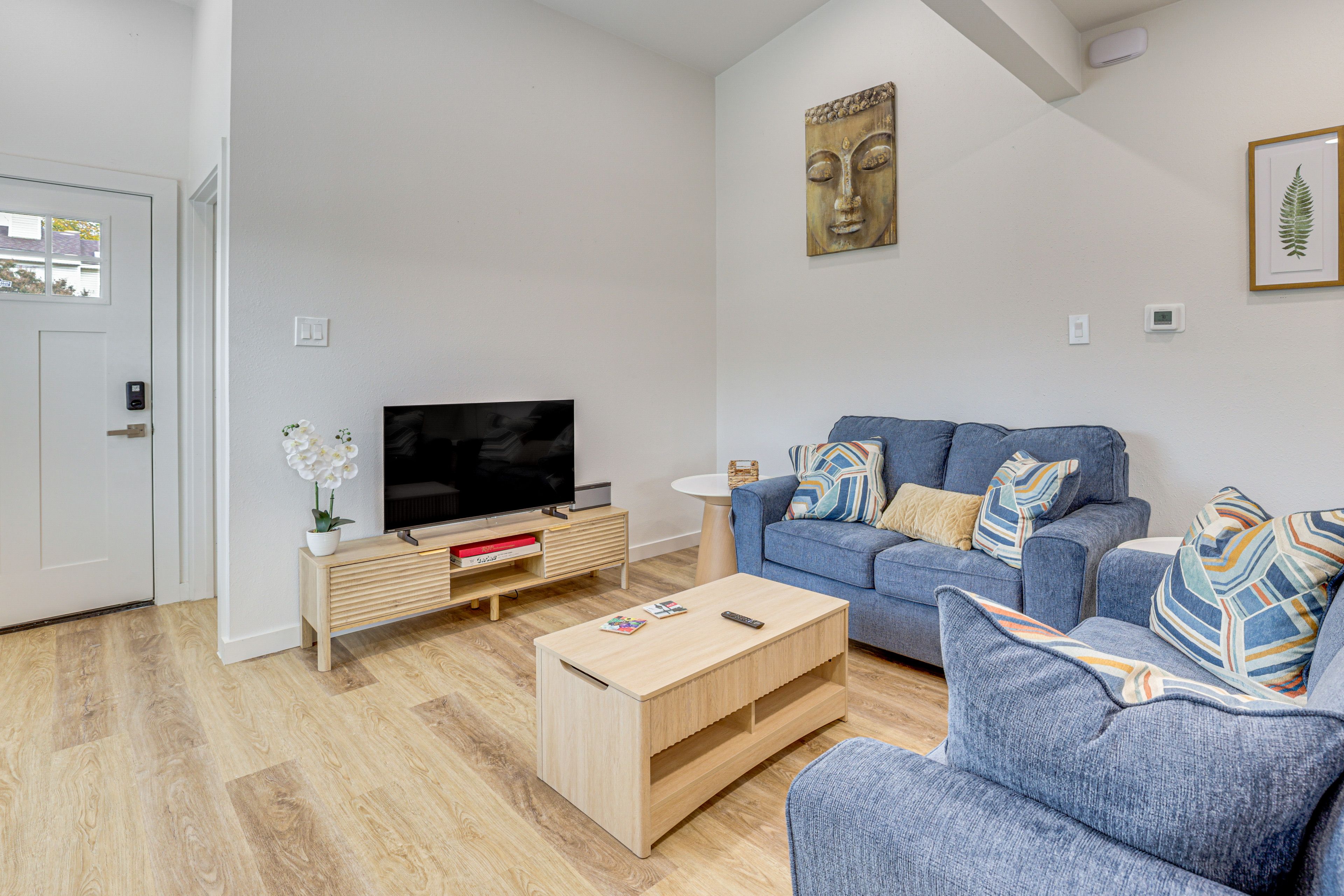 Living Area | Central A/C & Heat | Smart TV | Free WiFi