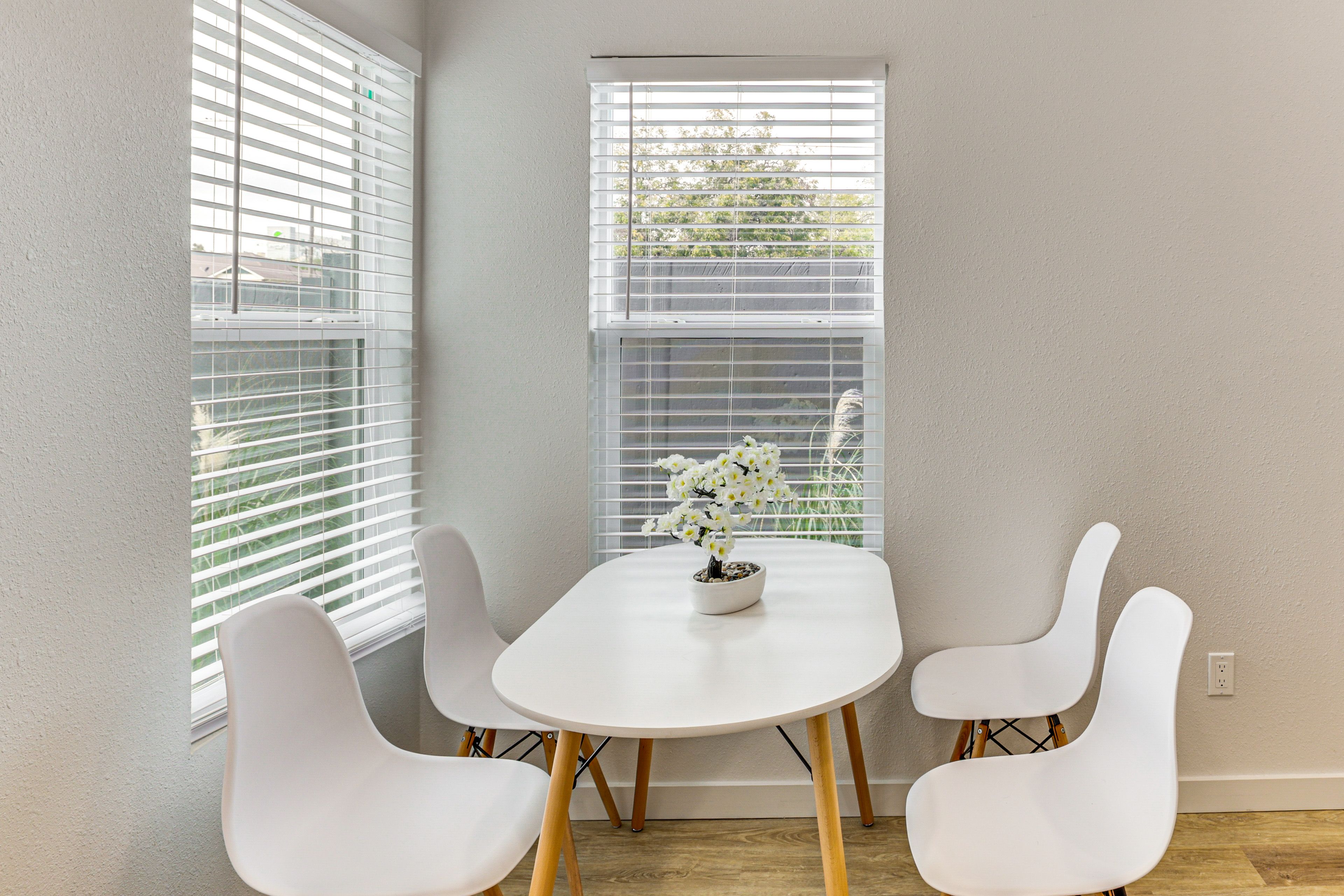 Dining Area | Dishware & Flatware Provided