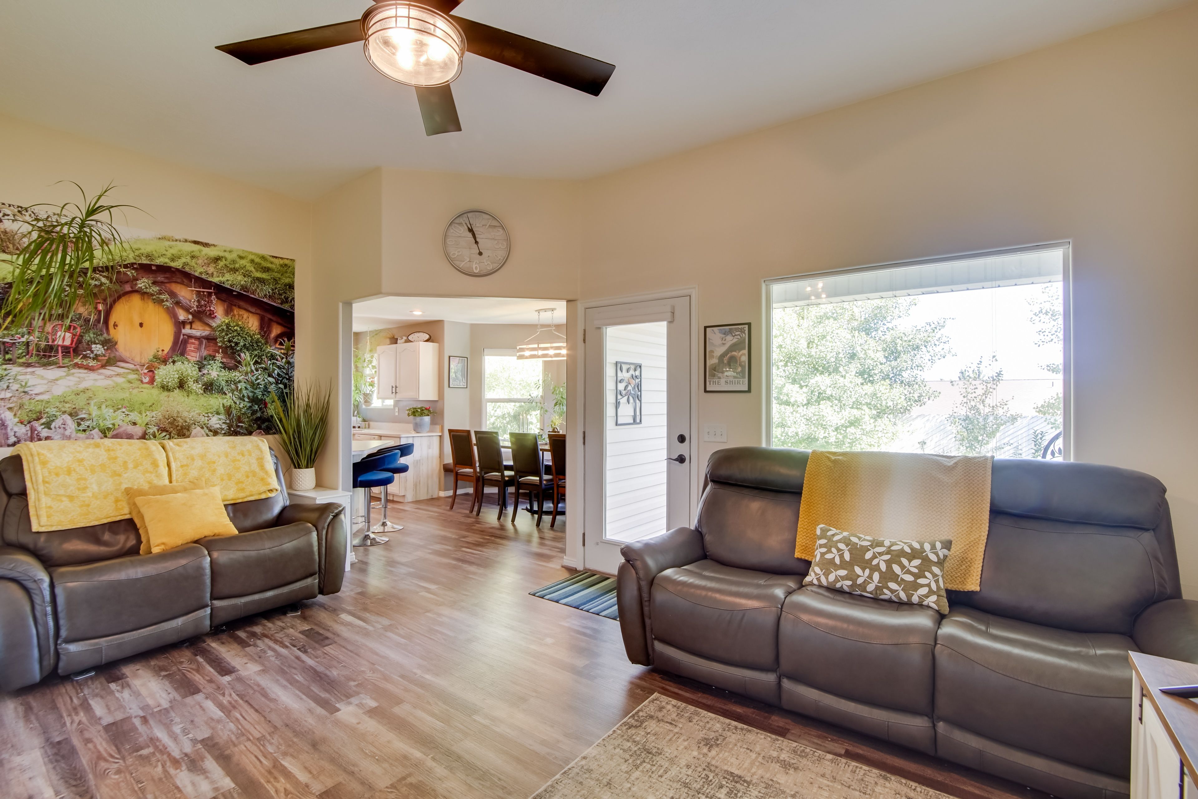 Living Room | Smart TV | Free WiFi