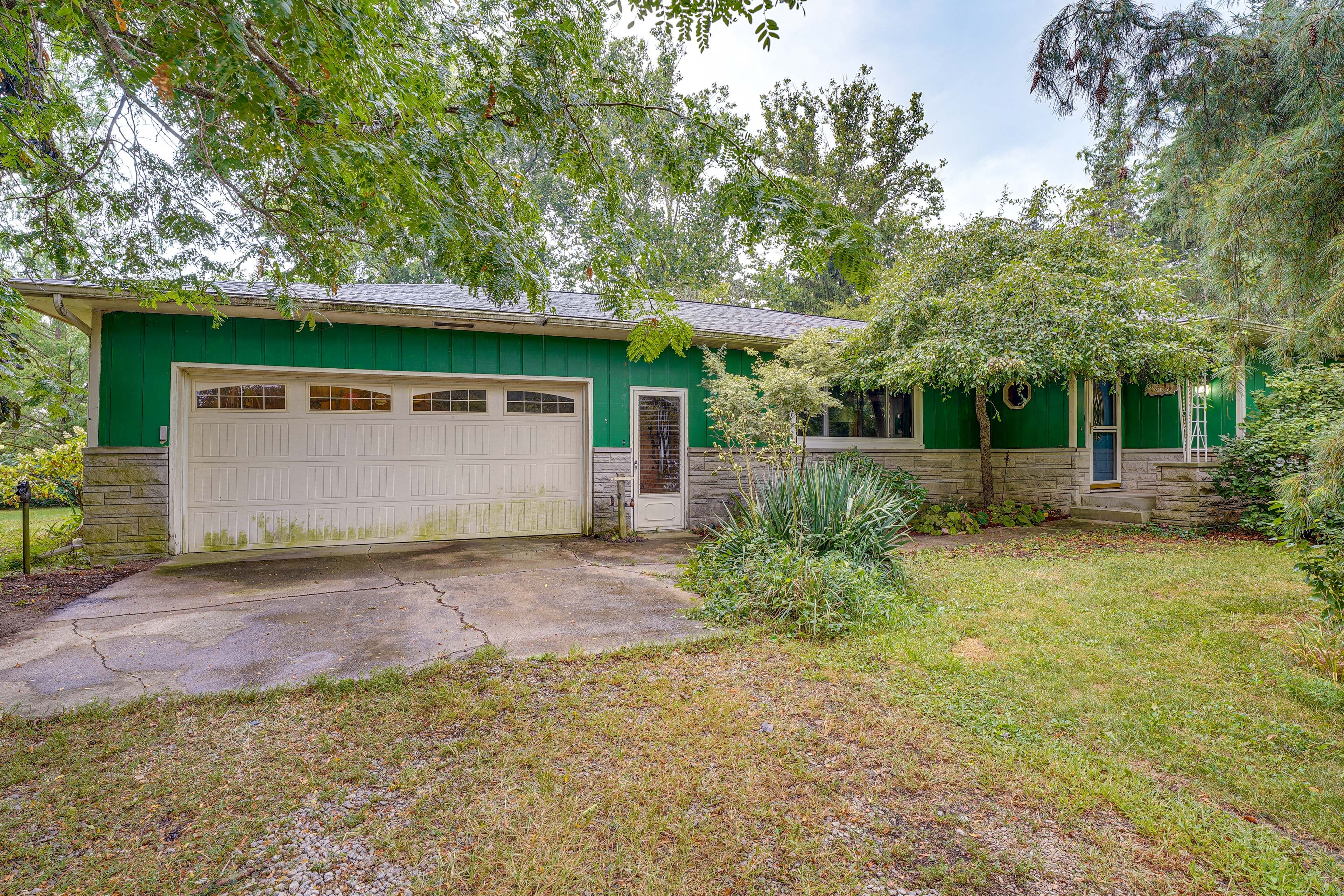 Exterior | Garage (1 Vehicle) | Driveway (1 Vehicle)