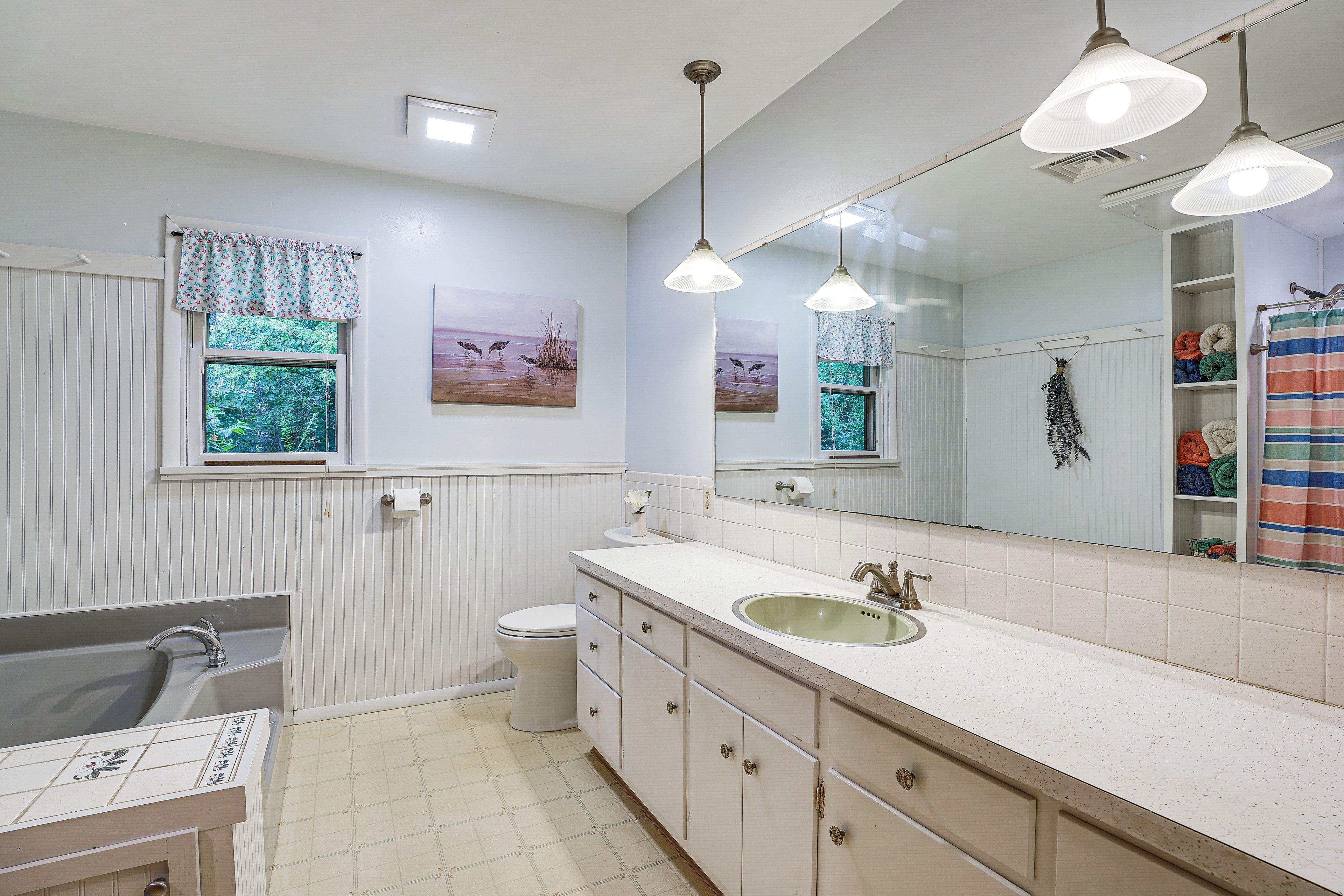 Full Bathroom | Towels Provided