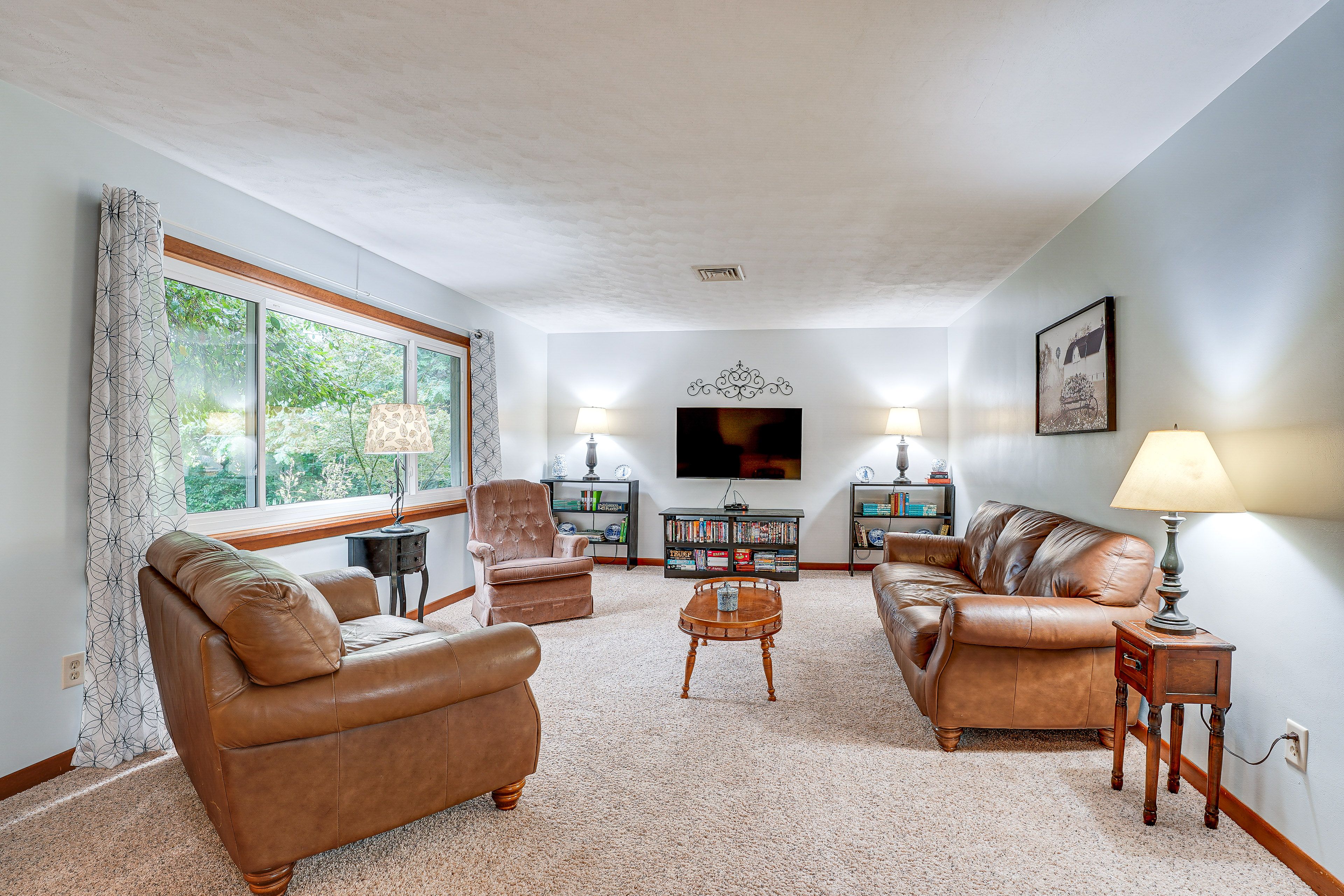 Living Room | Flat-Screen TV | Central Heating & A/C | Books | Board Games