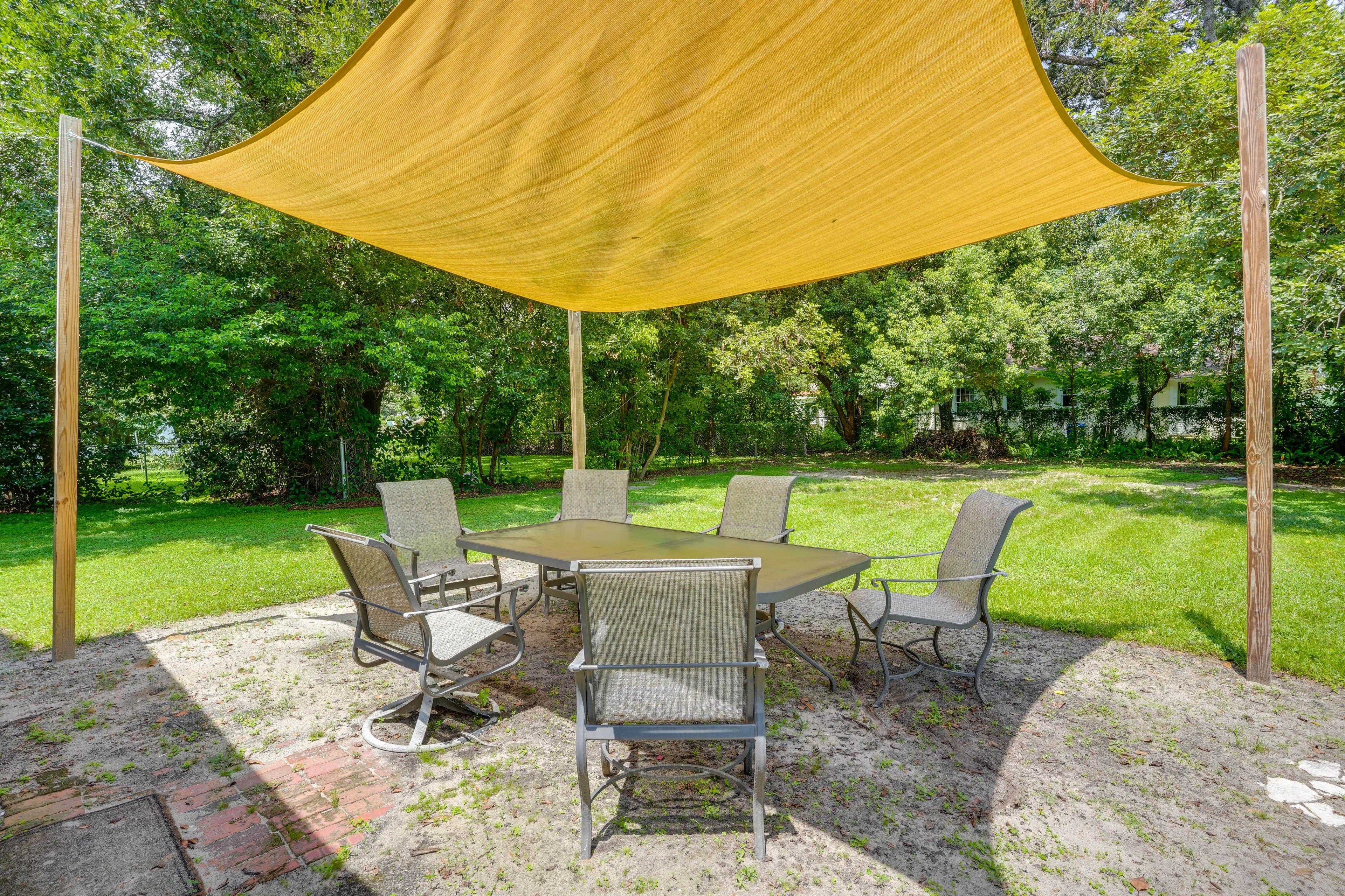 Private Yard | Outdoor Dining Area