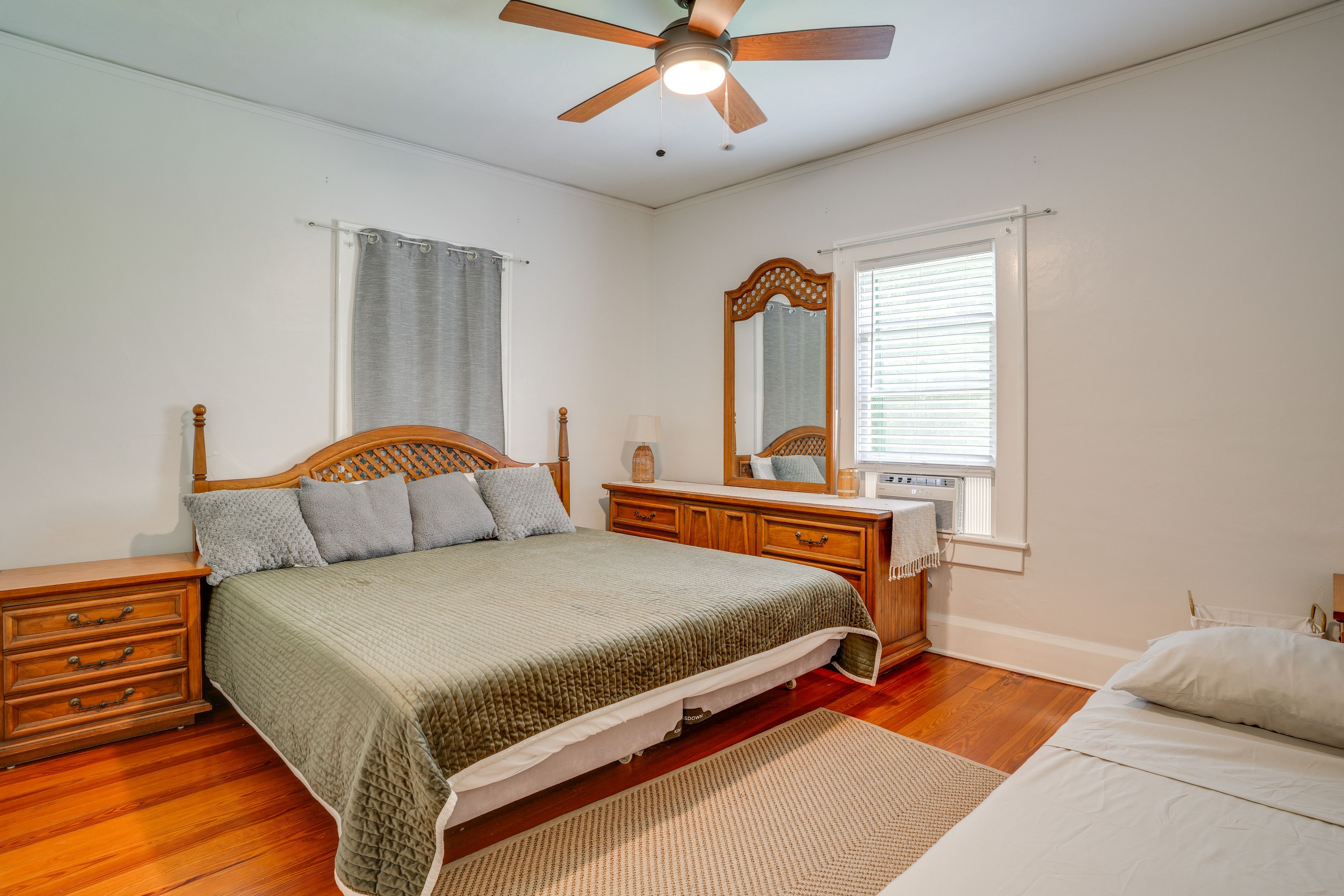 Bedroom 1 | King Bed | Twin Bed