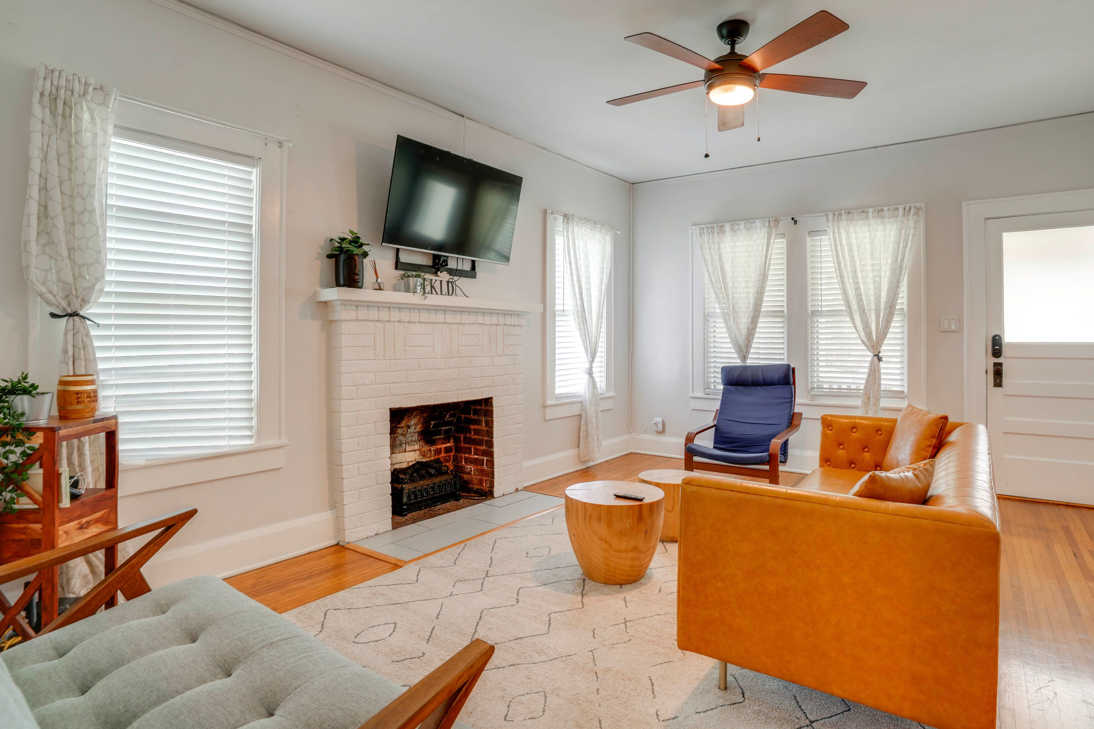 Living Room | Free WiFi | Smart TV | Electric Fireplace | Queen Sleeper Sofa