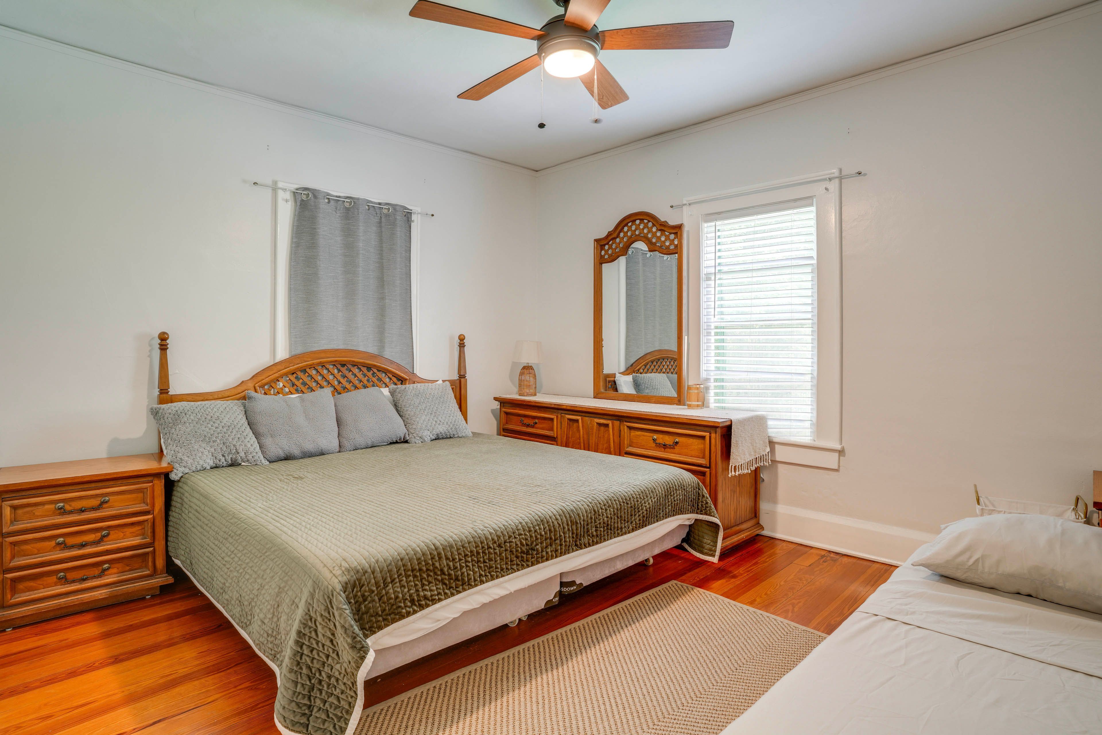 Bedroom 1 | King Bed | Twin Bed