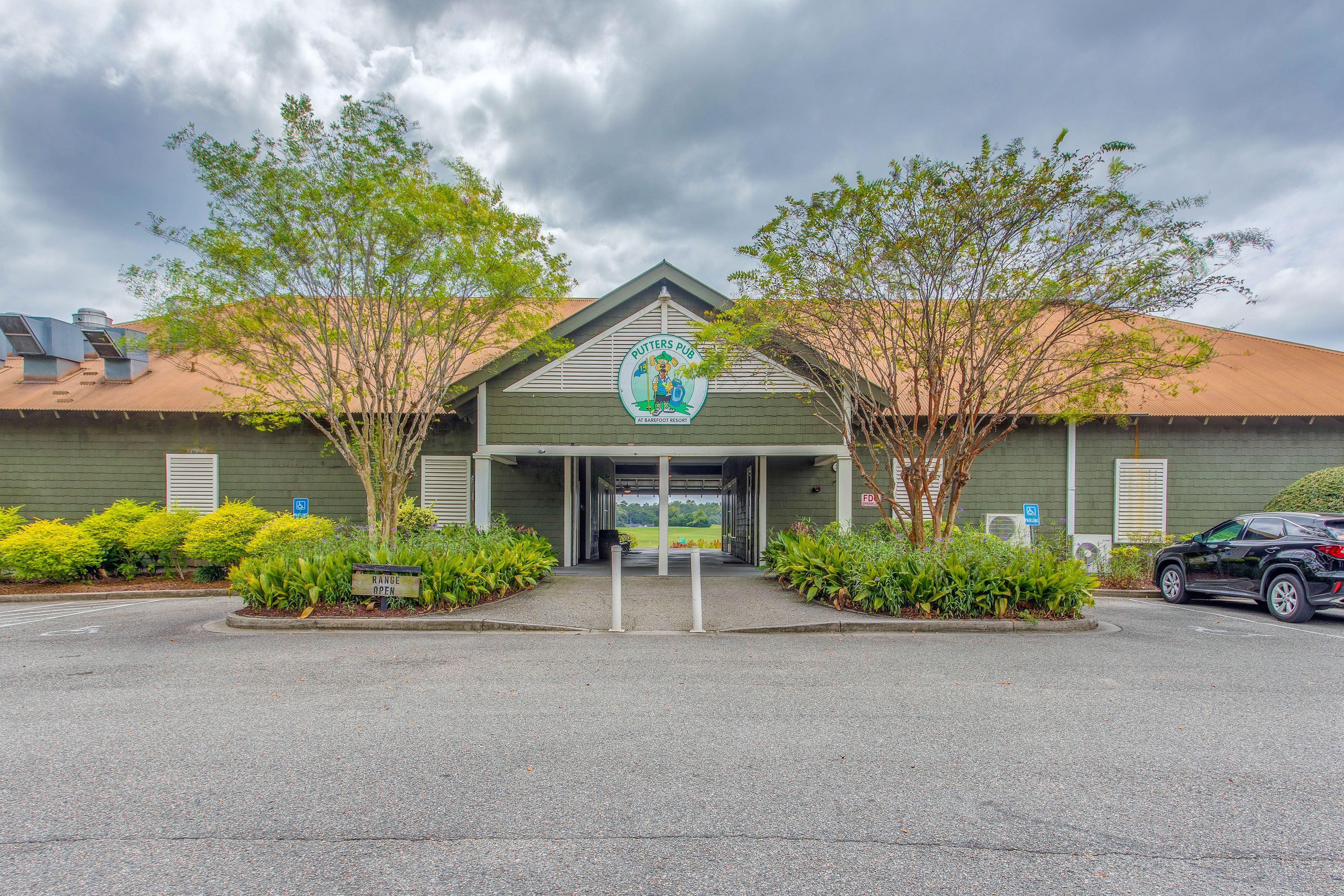 Community Amenities | Golf Course | On-Site Pub | Beach Shuttle