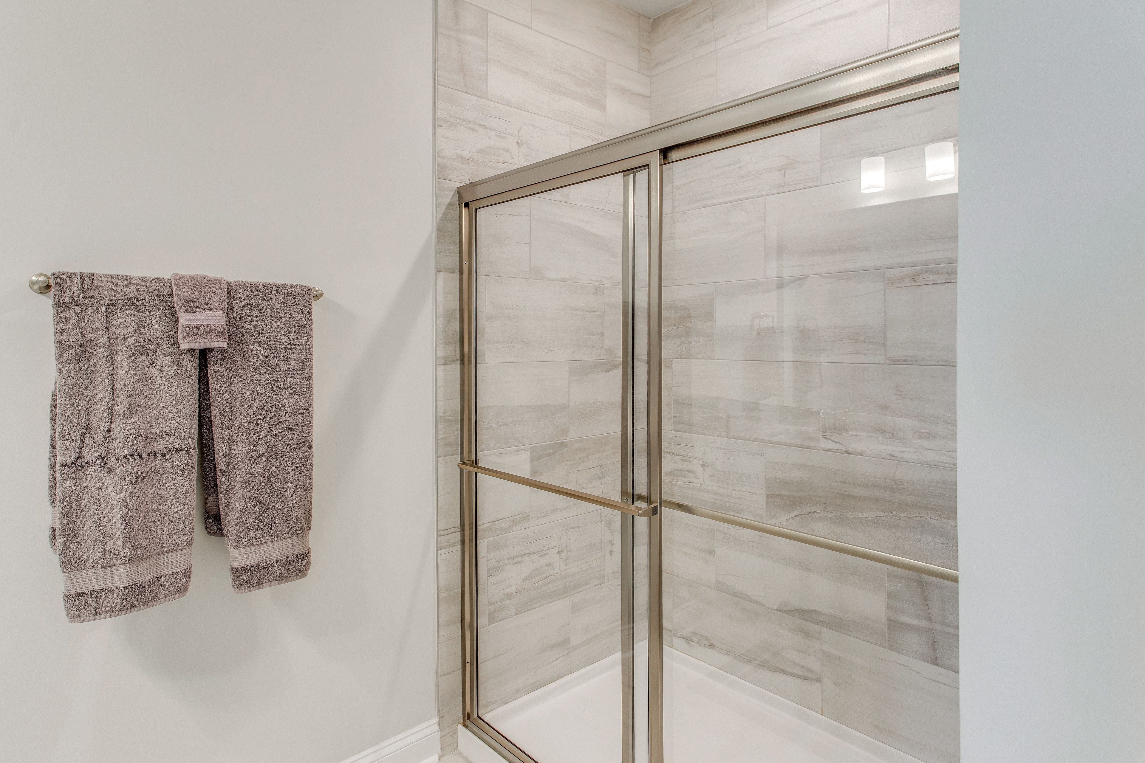 Full Bathroom | 2nd Floor | Towels Provided