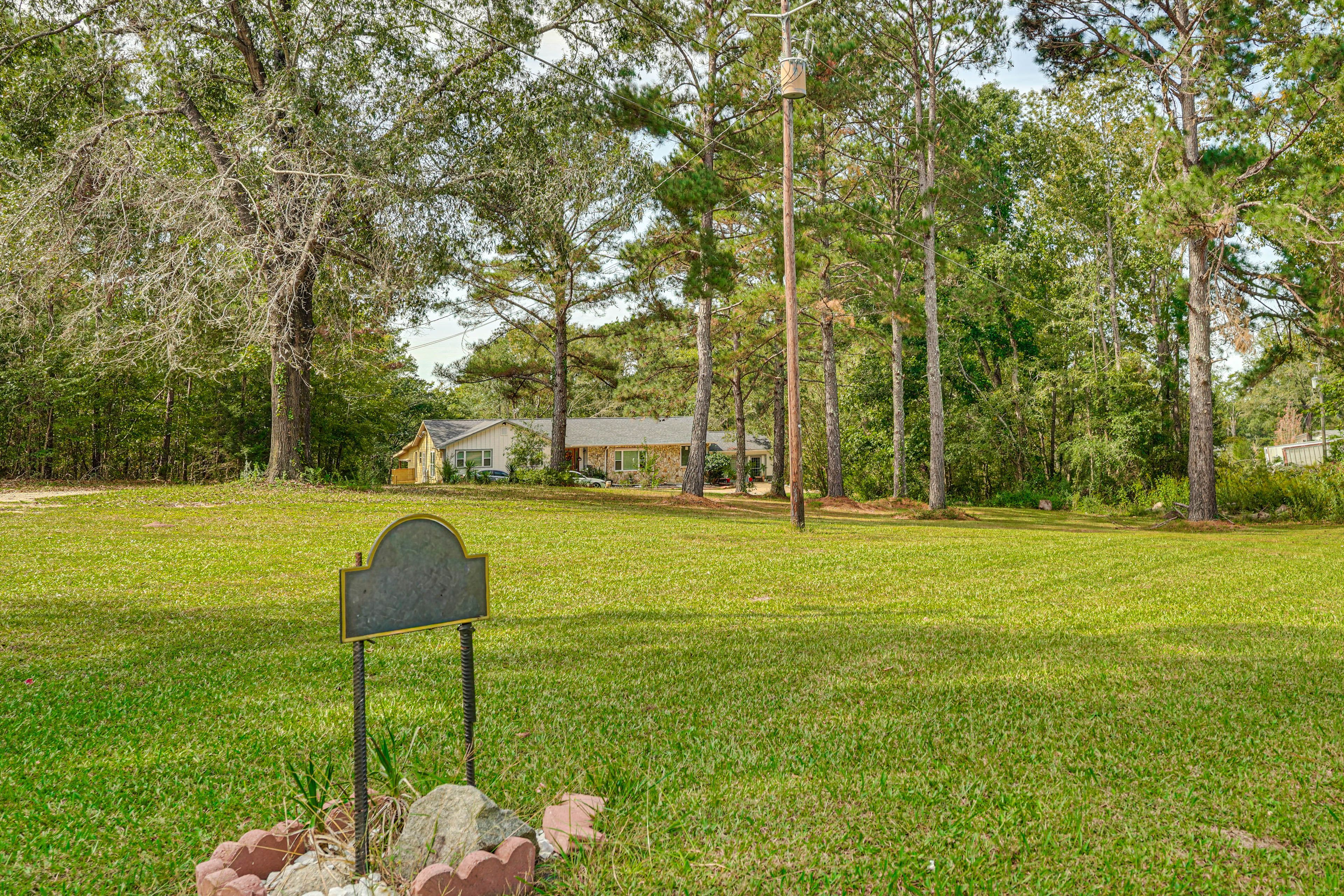 Property Surroundings | Self Check-In | 14 Mi to Mistletoe State Park