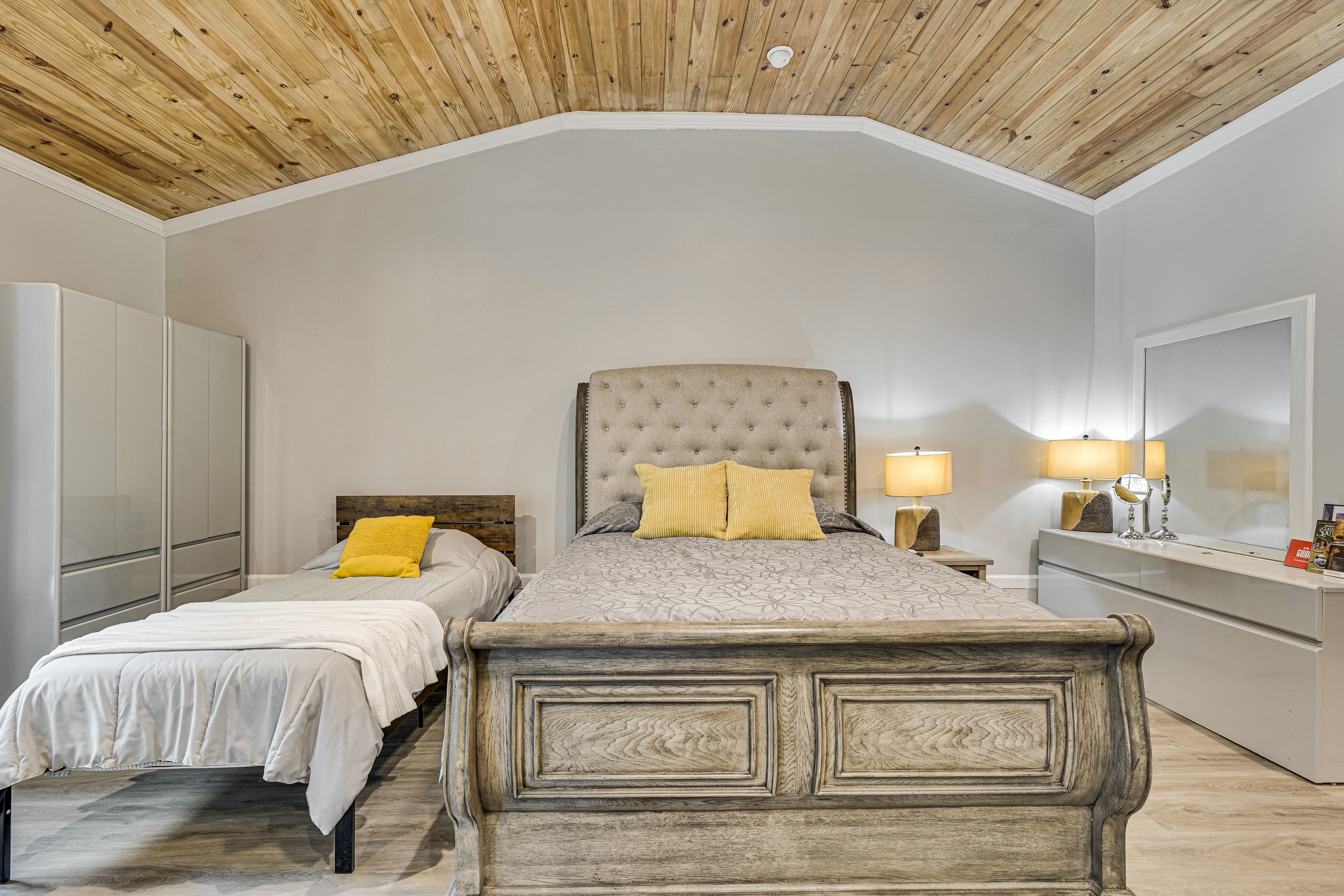 Studio | Queen Bed | Twin Bed | Linens Provided