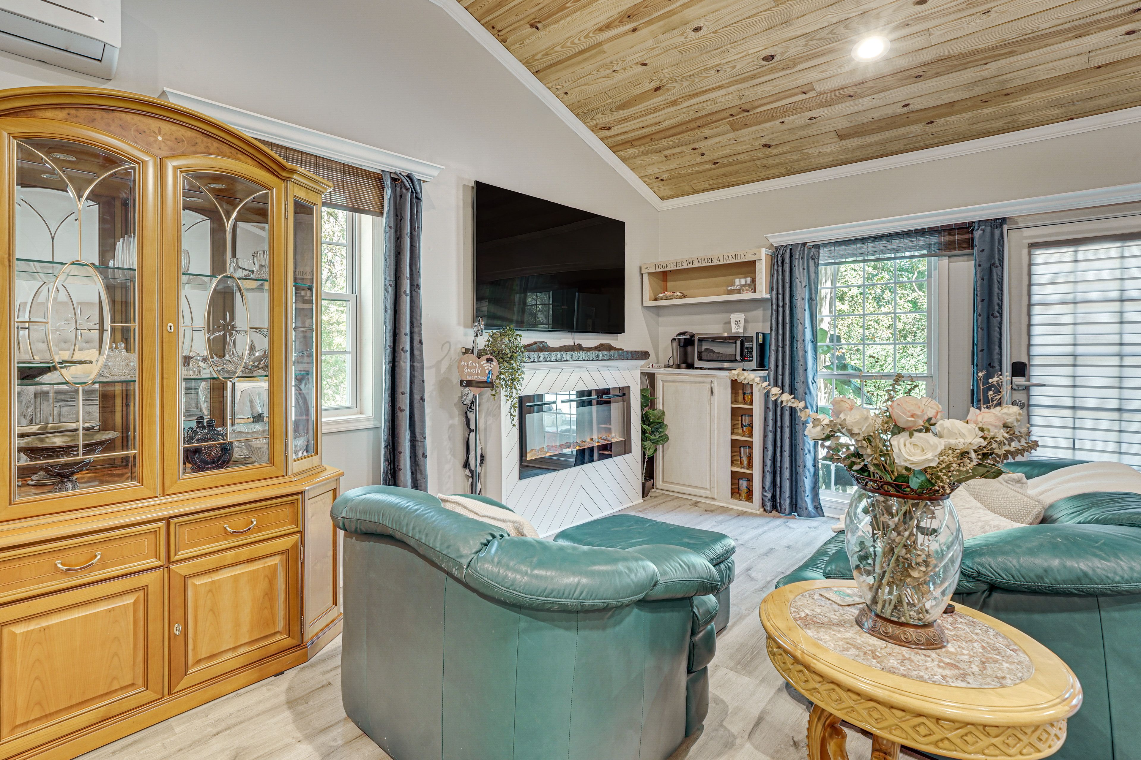 Living Area | Smart TV | Free WiFi | Electric Fireplace