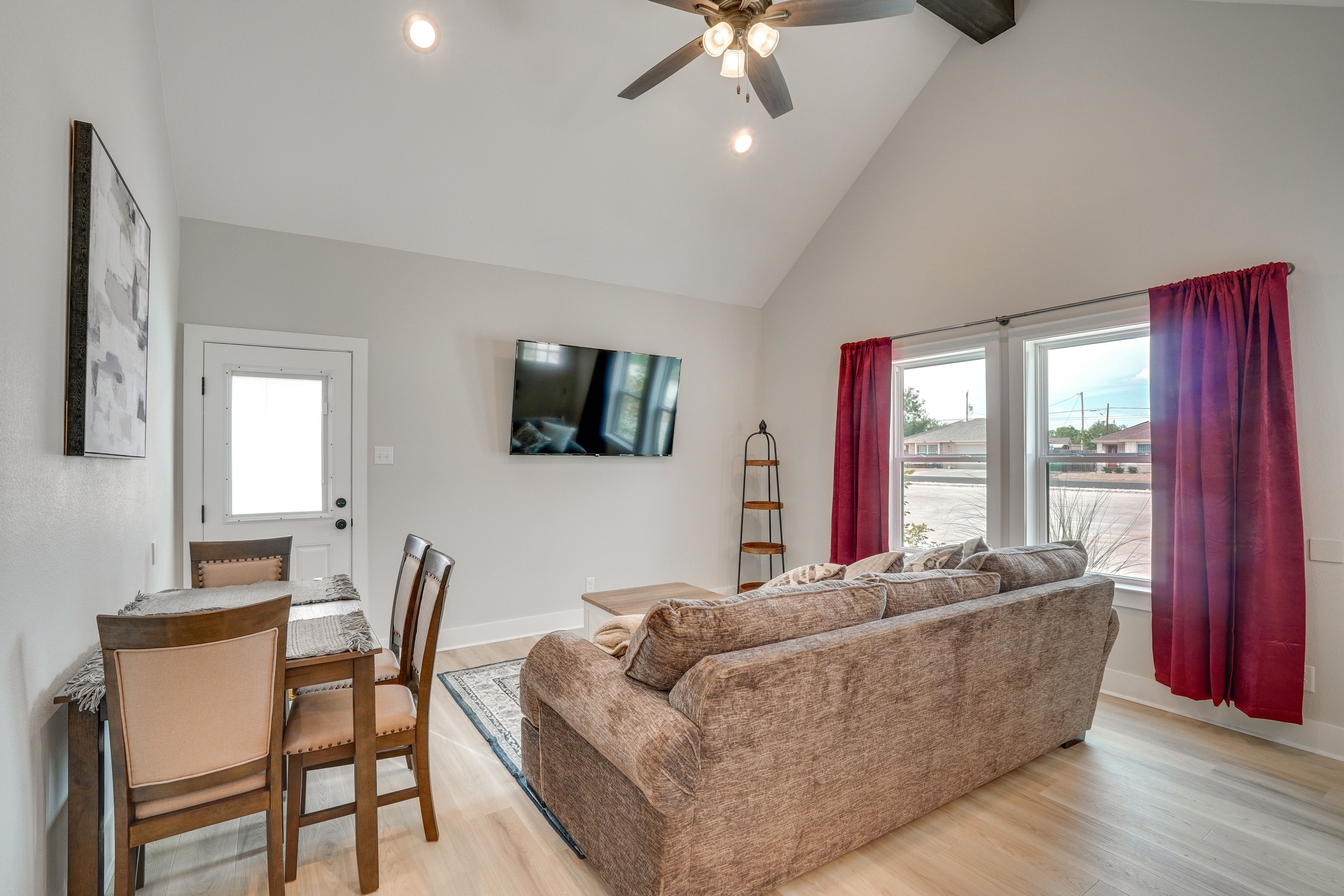 Living Room | Queen Sleeper Sofa | Free WiFi | Smart TV