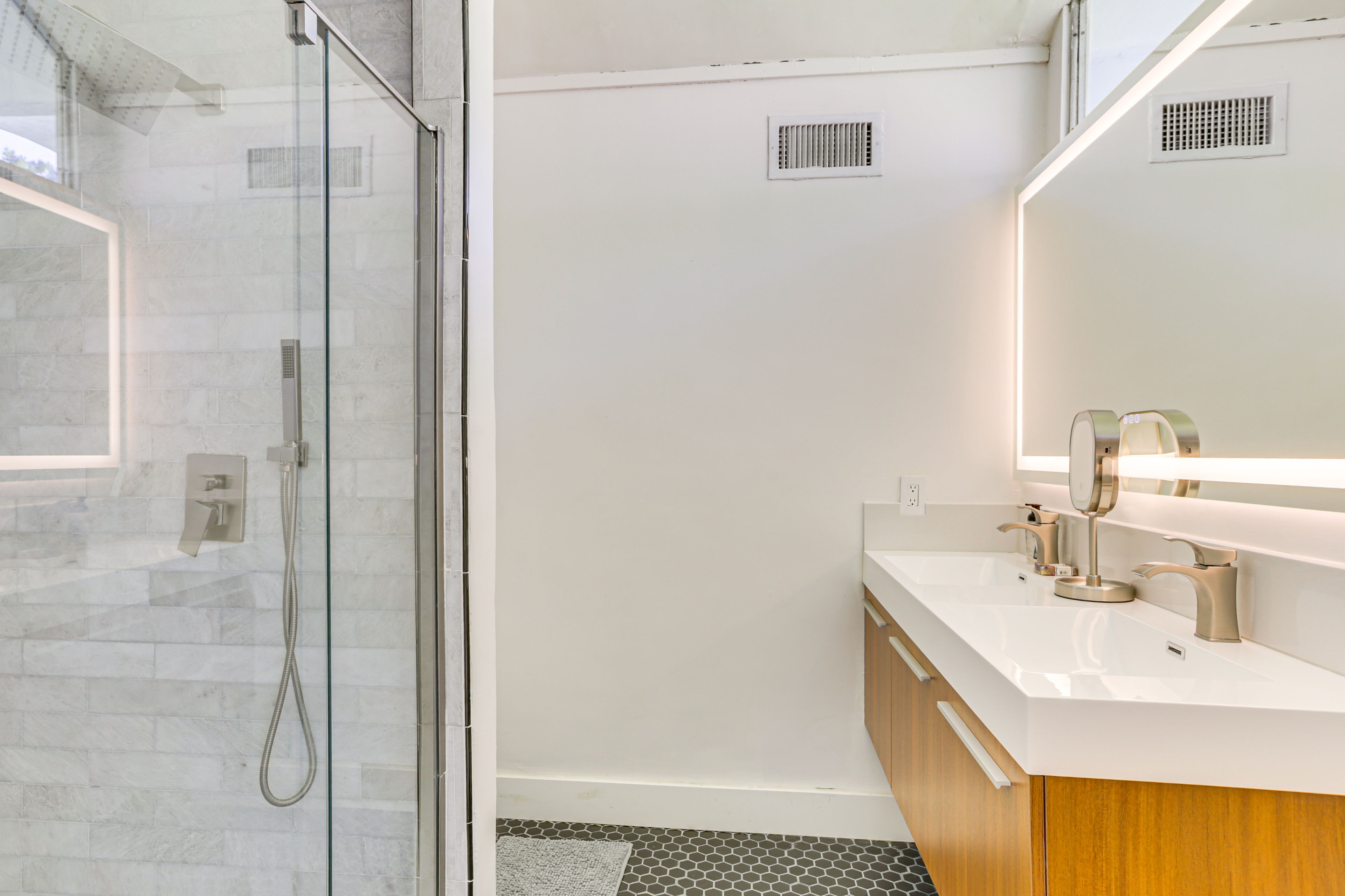 Full Bathroom | Towels Provided