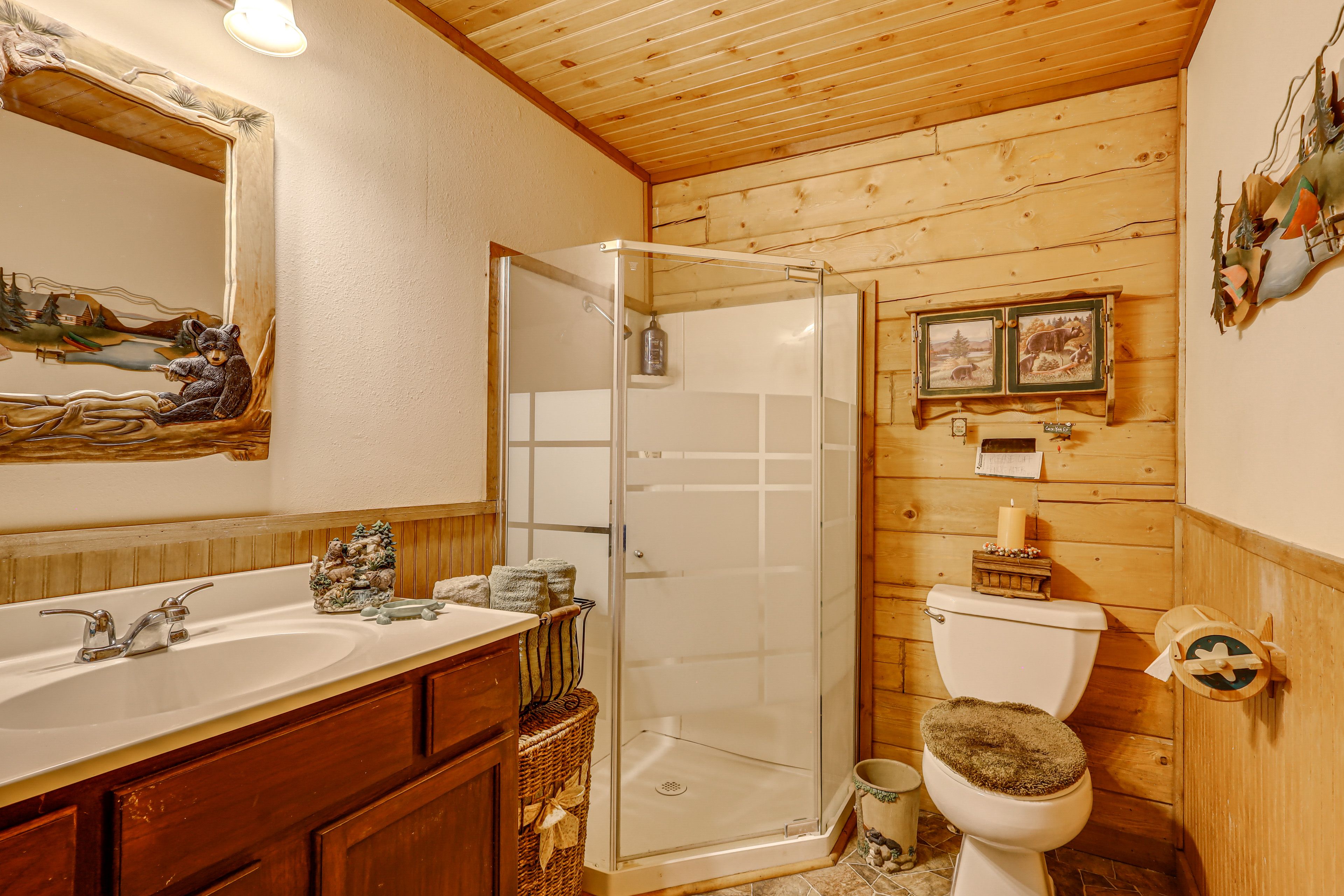 Full Bathroom | 1st Floor | Towels Provided | Complimentary Toiletries