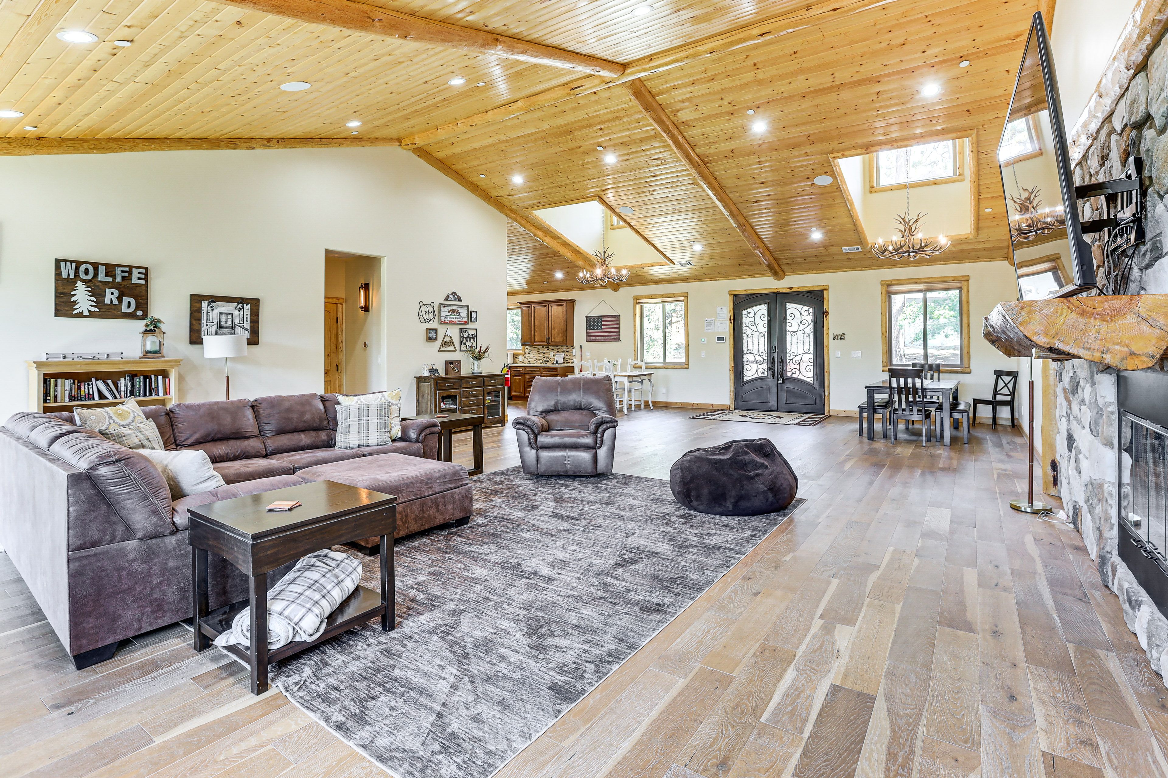 Living Room | Free WiFi | Central Heating & A/C | Smart TV | Main Floor