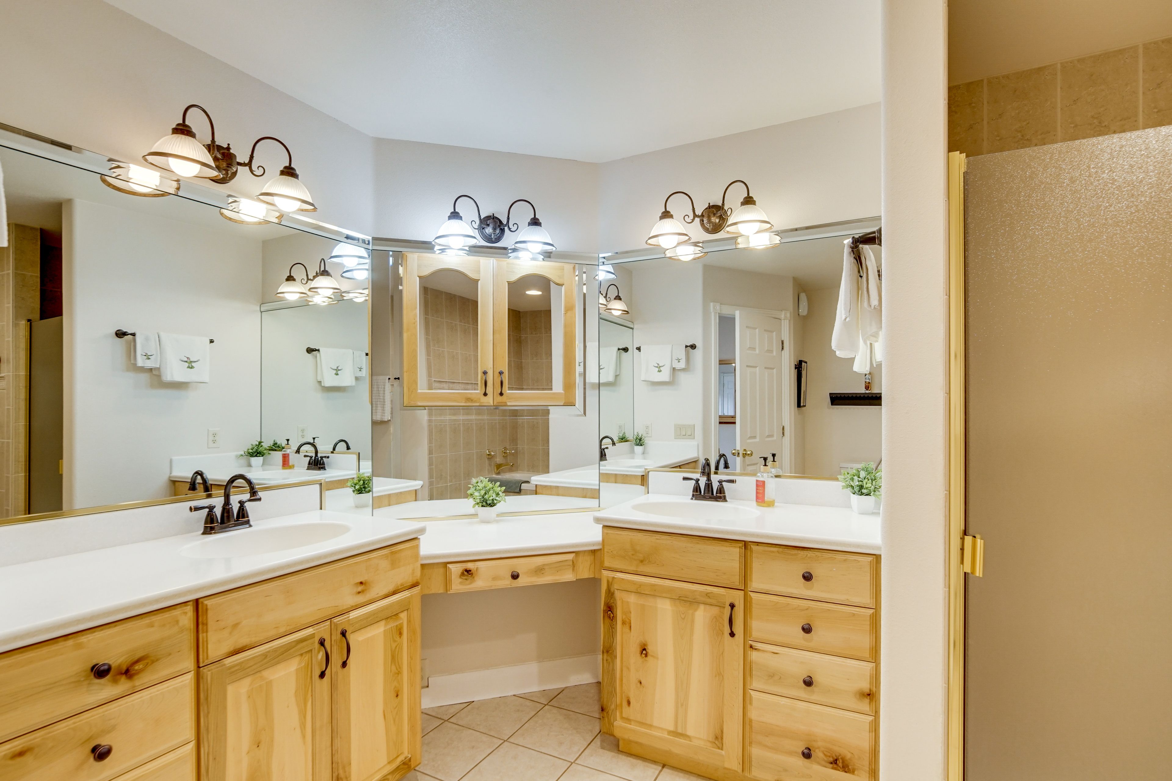 En-Suite Bathroom | Jetted Tub | Towels Provided