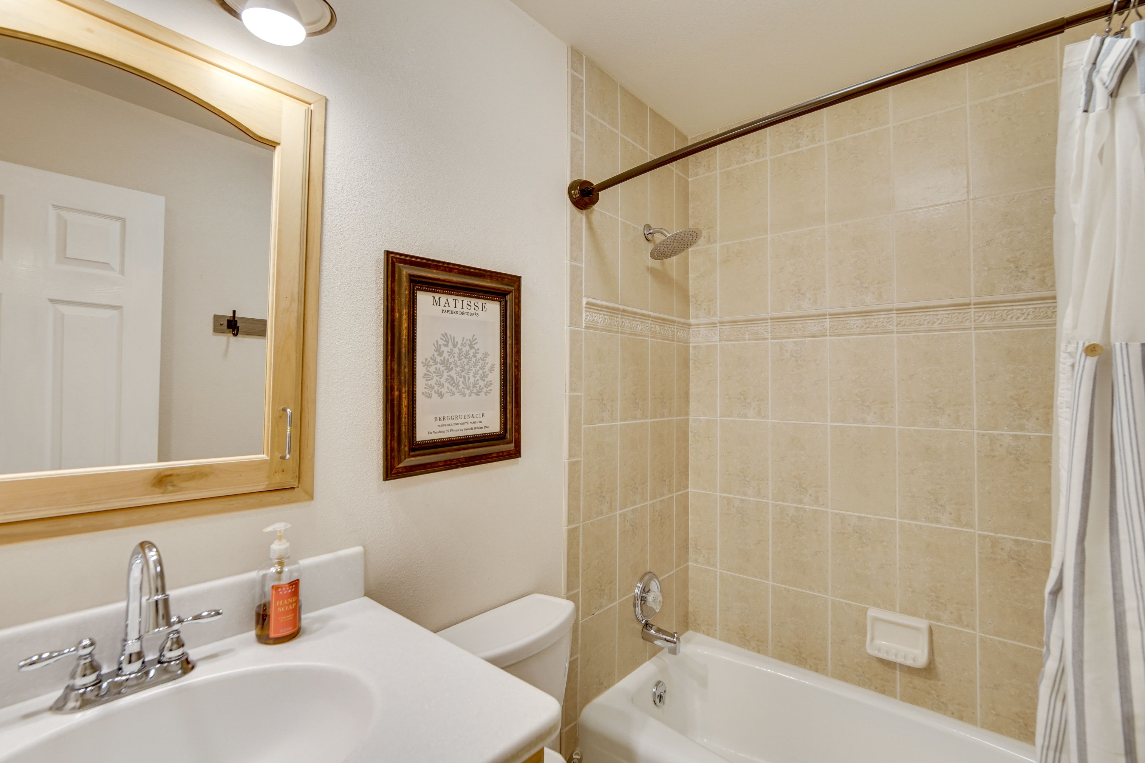 Full Bathroom | Complimentary Toiletries | Hair Dryer