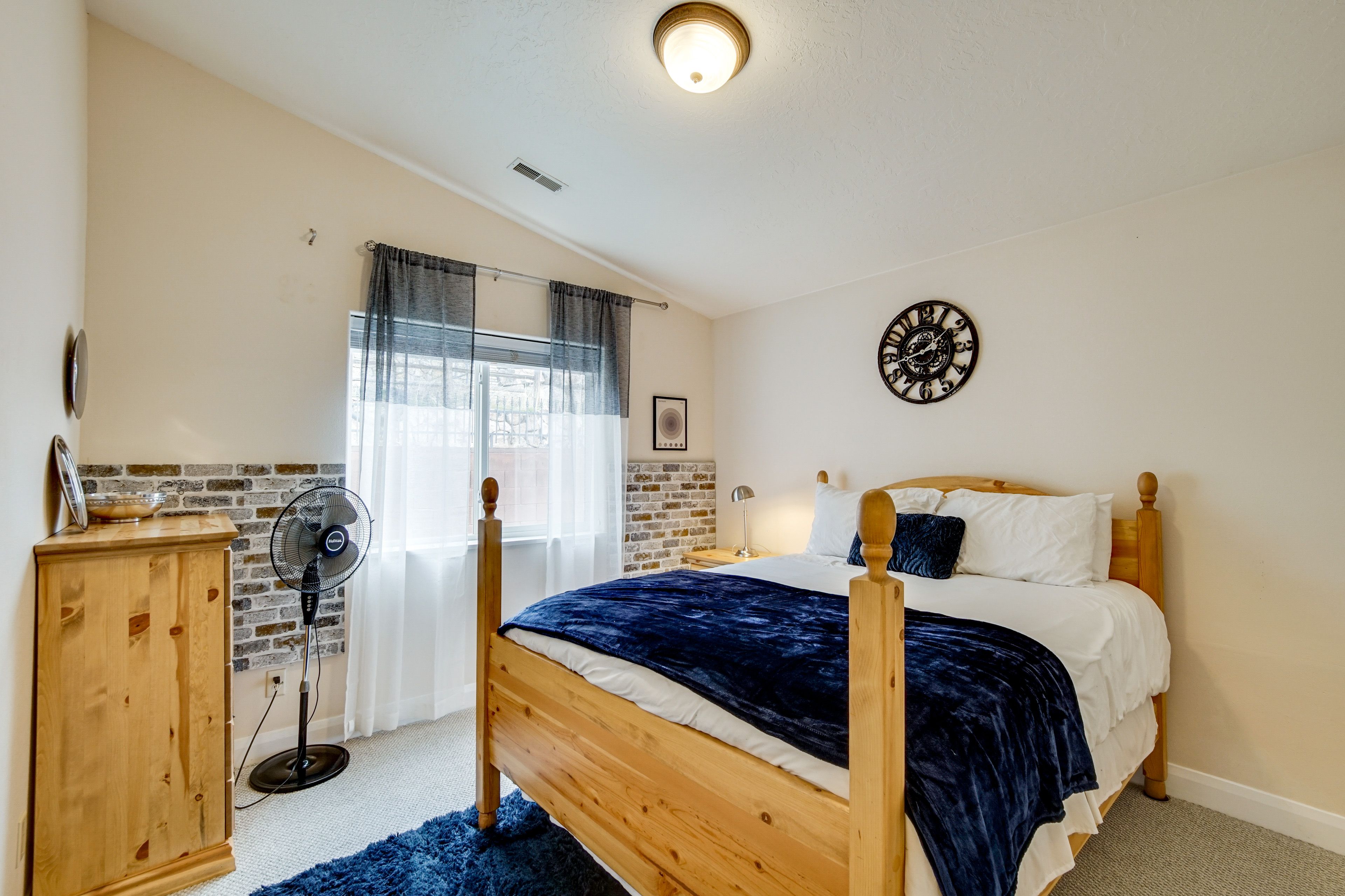 Bedroom 3 | Queen Bed