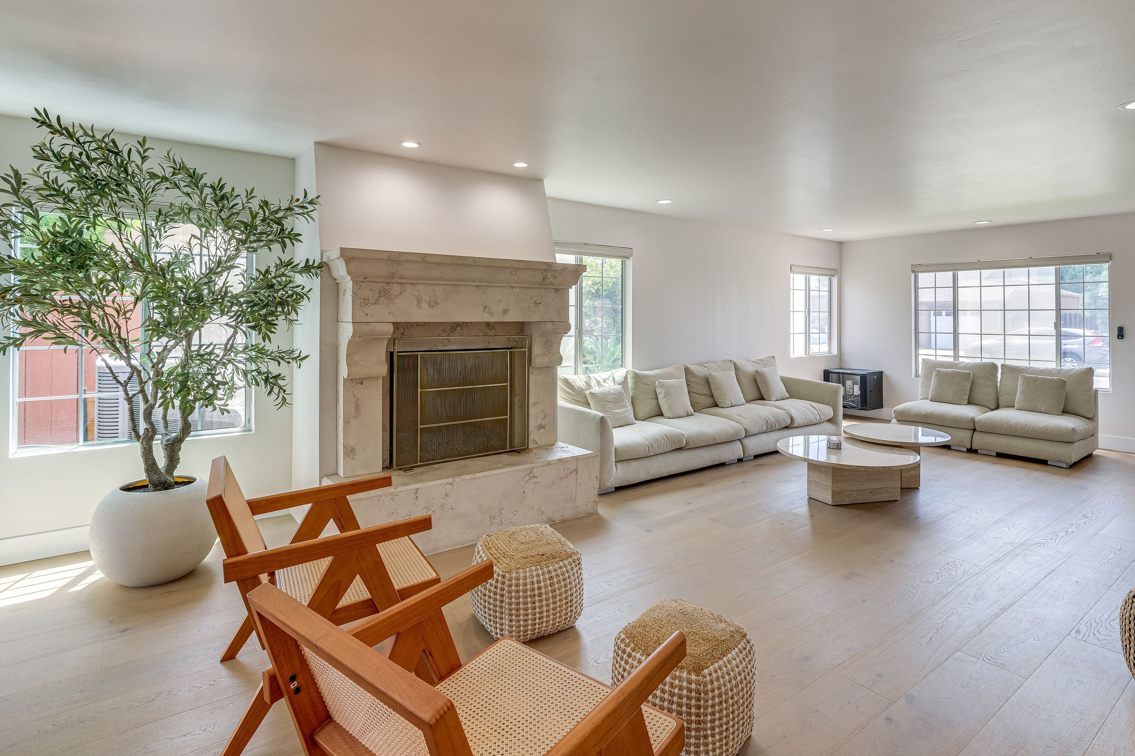 Living Room | 1st Floor | Smart TV | Free WiFi | Fireplace