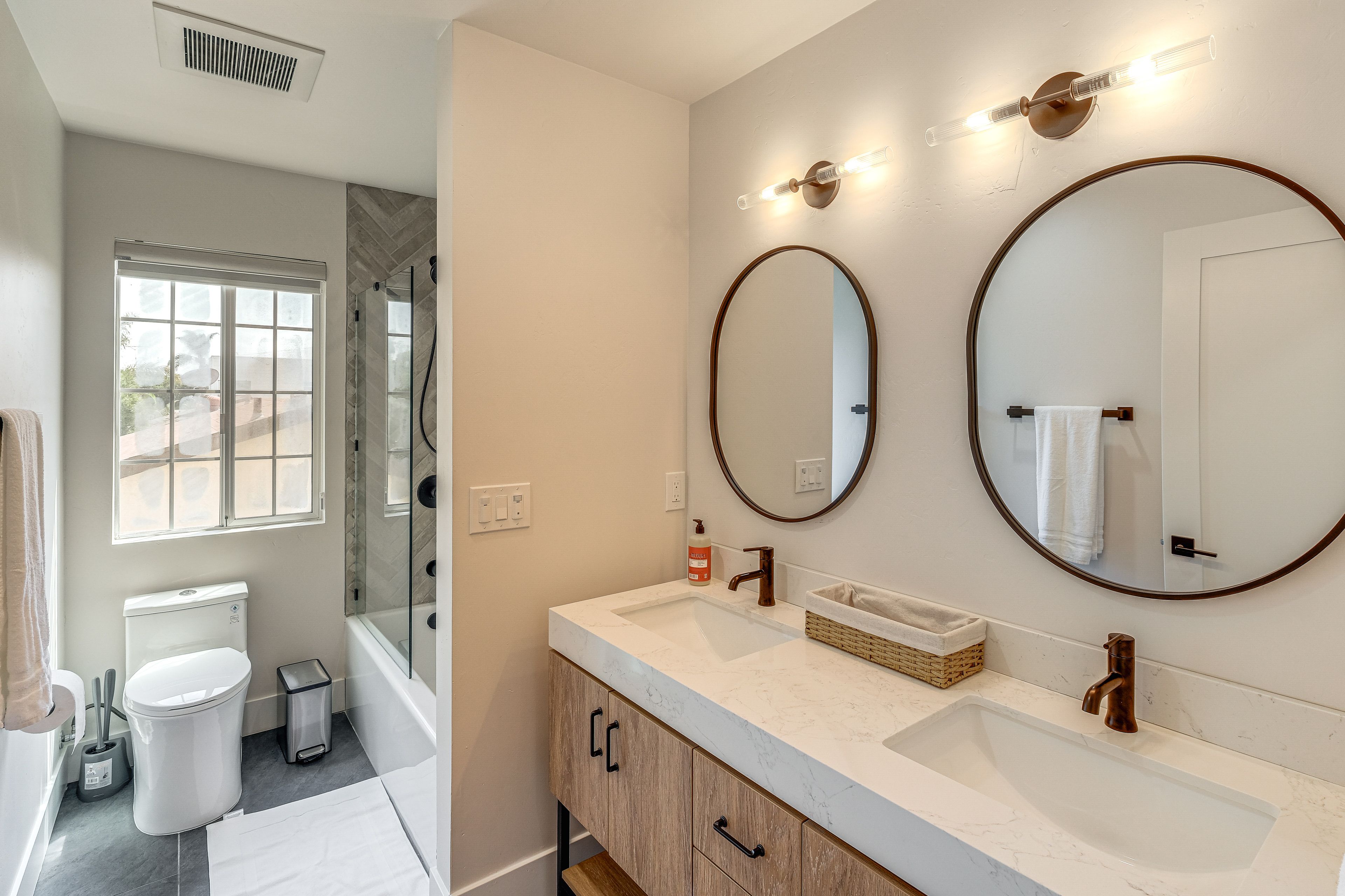 Full Bathroom | 2nd Floor | Complimentary Toiletries | Hair Dryer