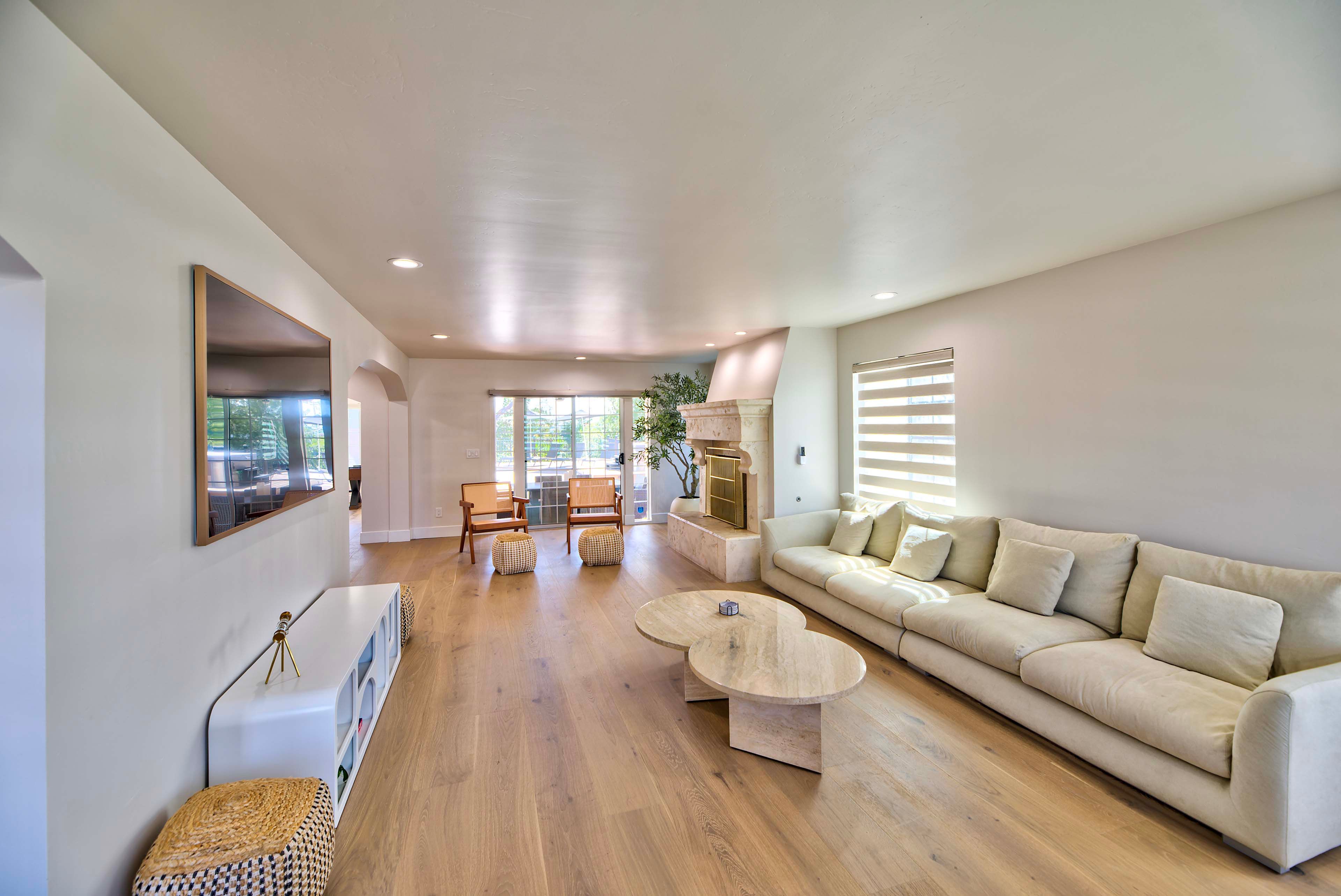 Living Room | 1st Floor | Smart TV | Free WiFi | Fireplace