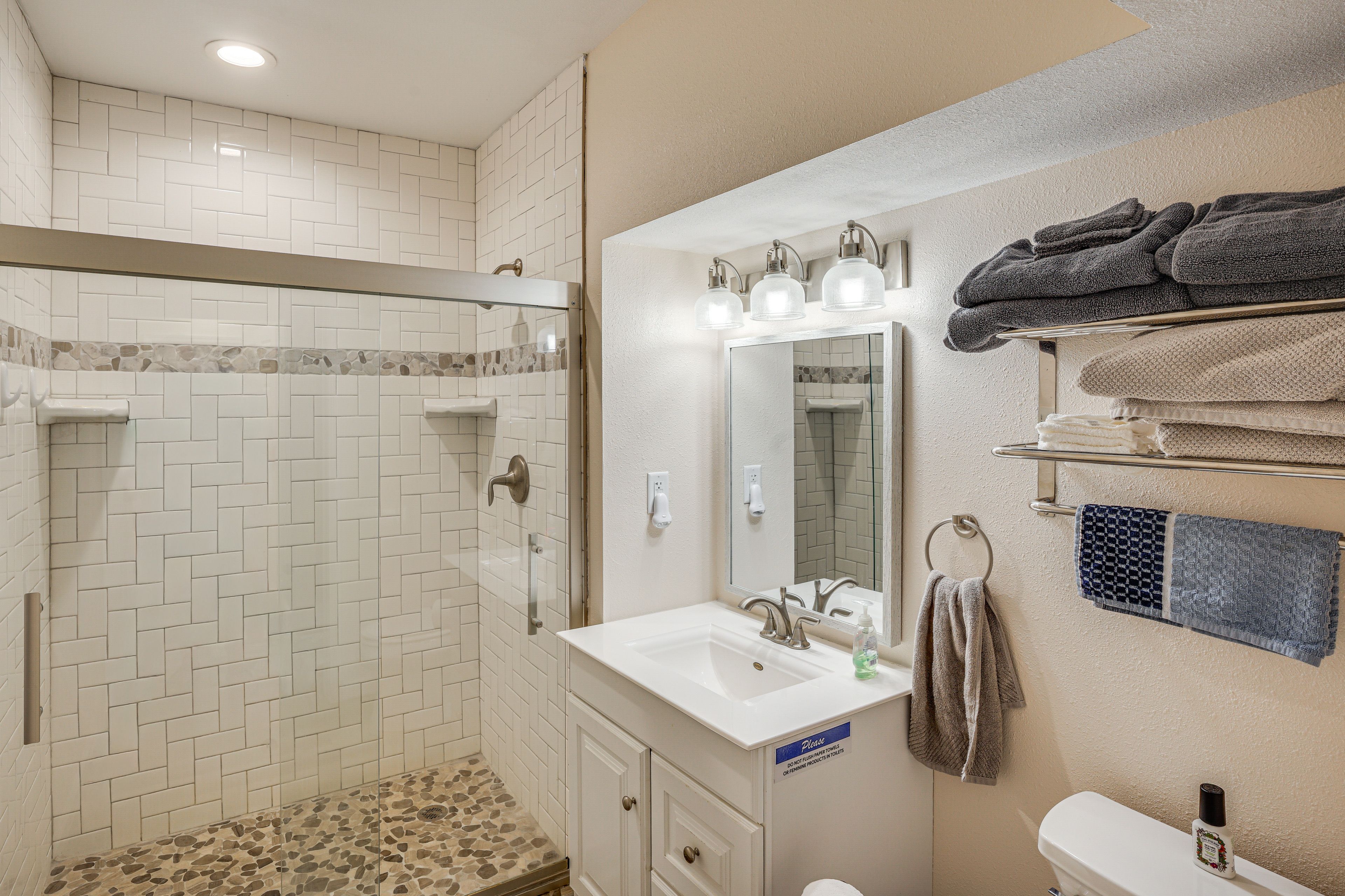 Full Bathroom | Towels Provided