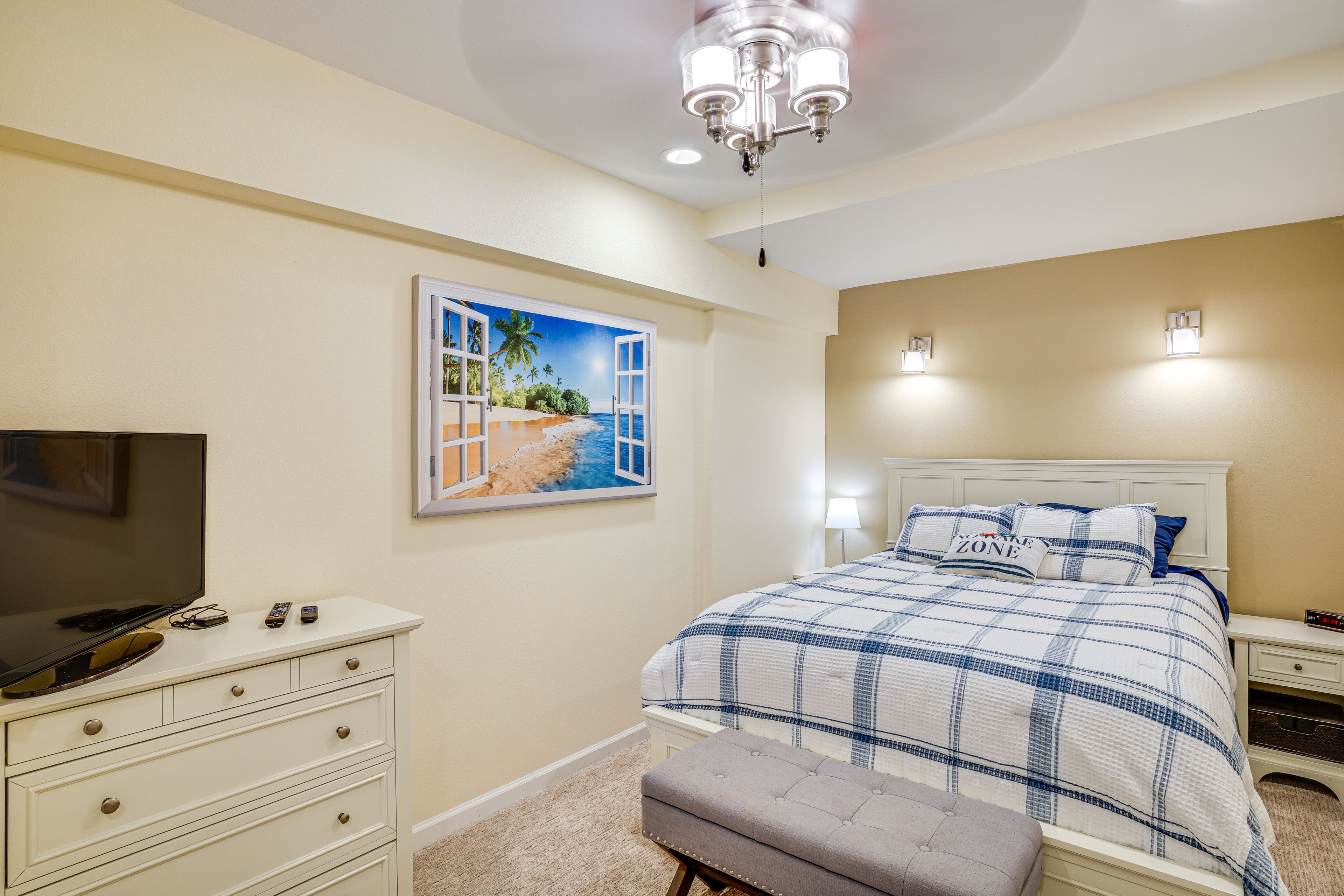 Bedroom 1 | Queen Bed | Smart TV