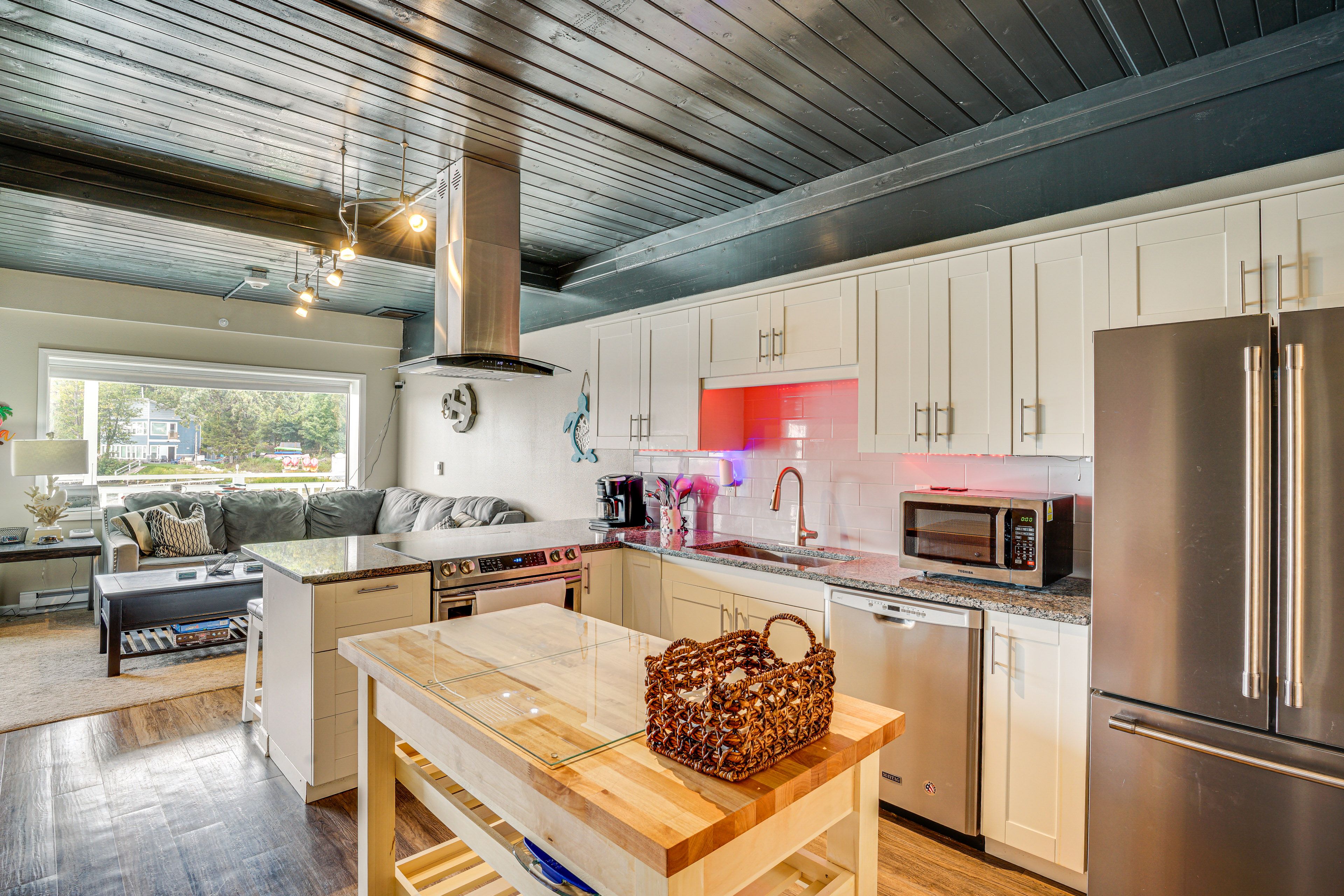 Kitchen | Dining Bar