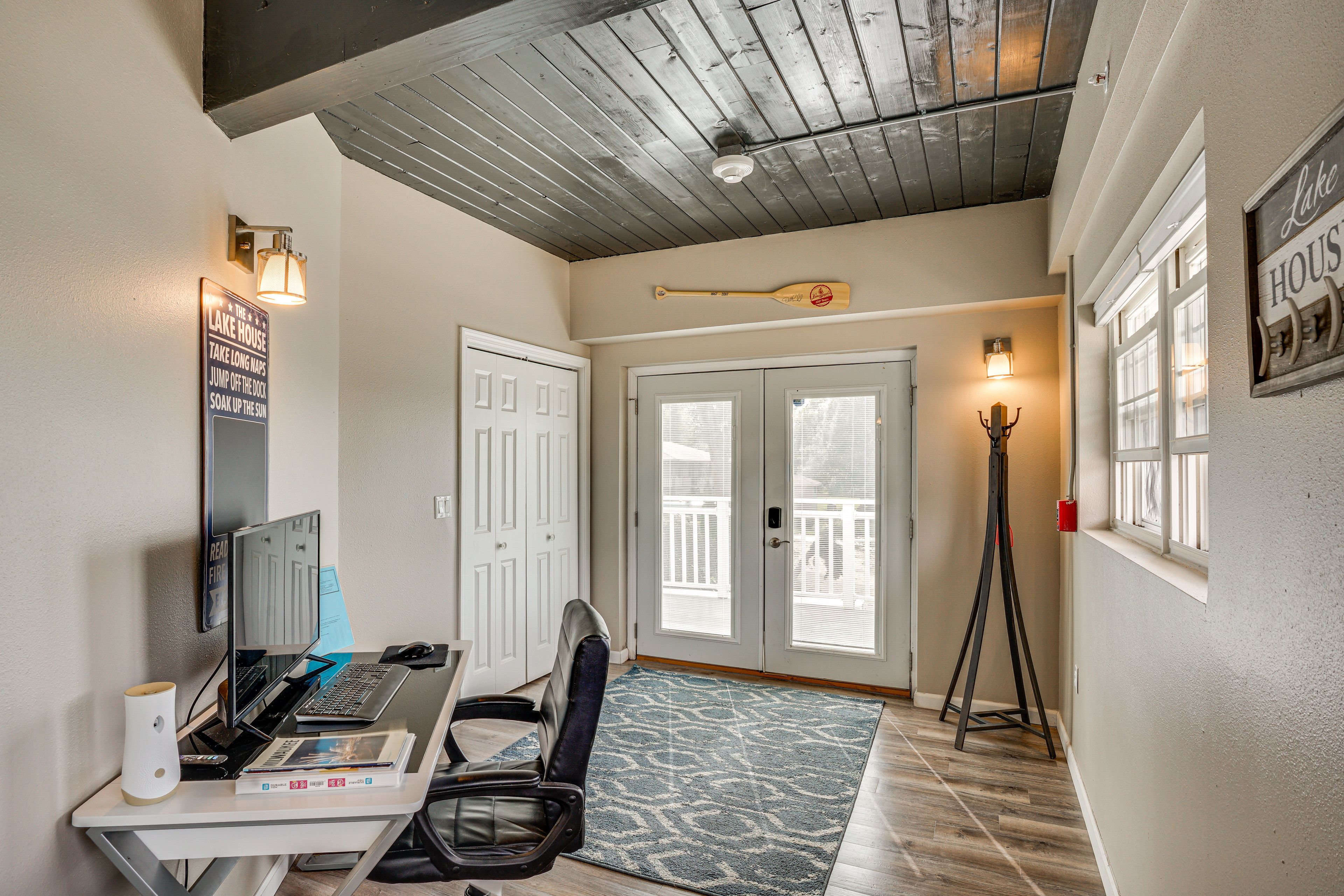 Laptop Workspace | Free WiFi