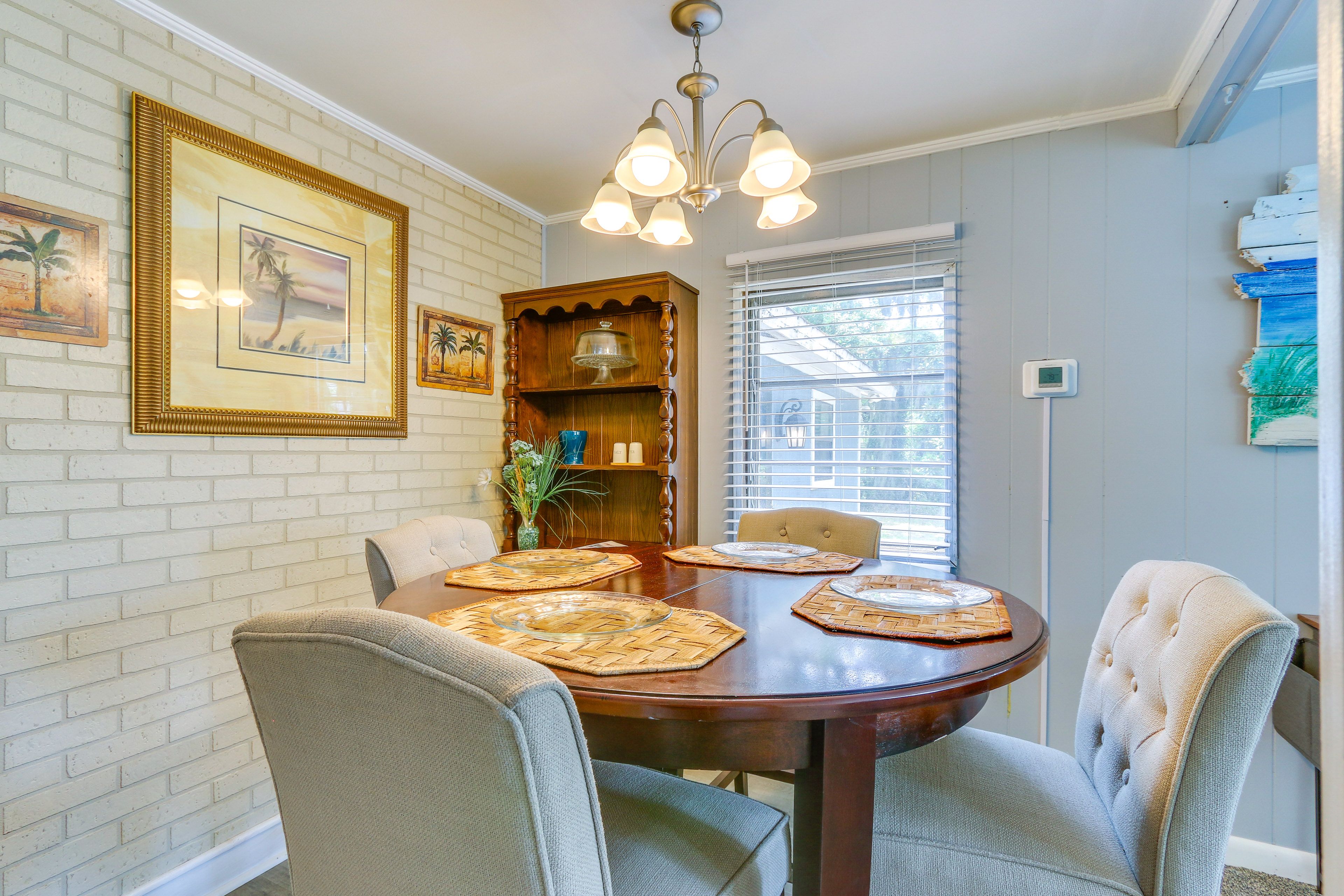 Dining Area | Dishware/Flatware Provided