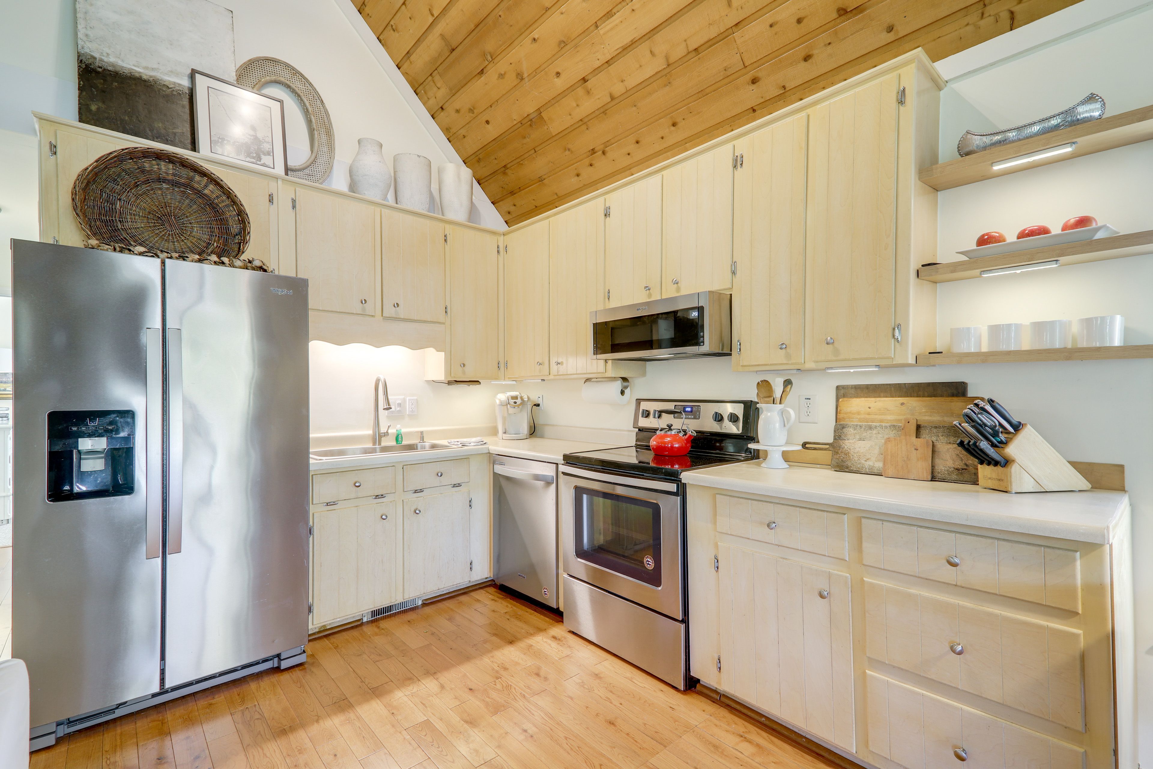 Kitchen | Keurig Coffee Maker | Toaster | Blender | Main Level