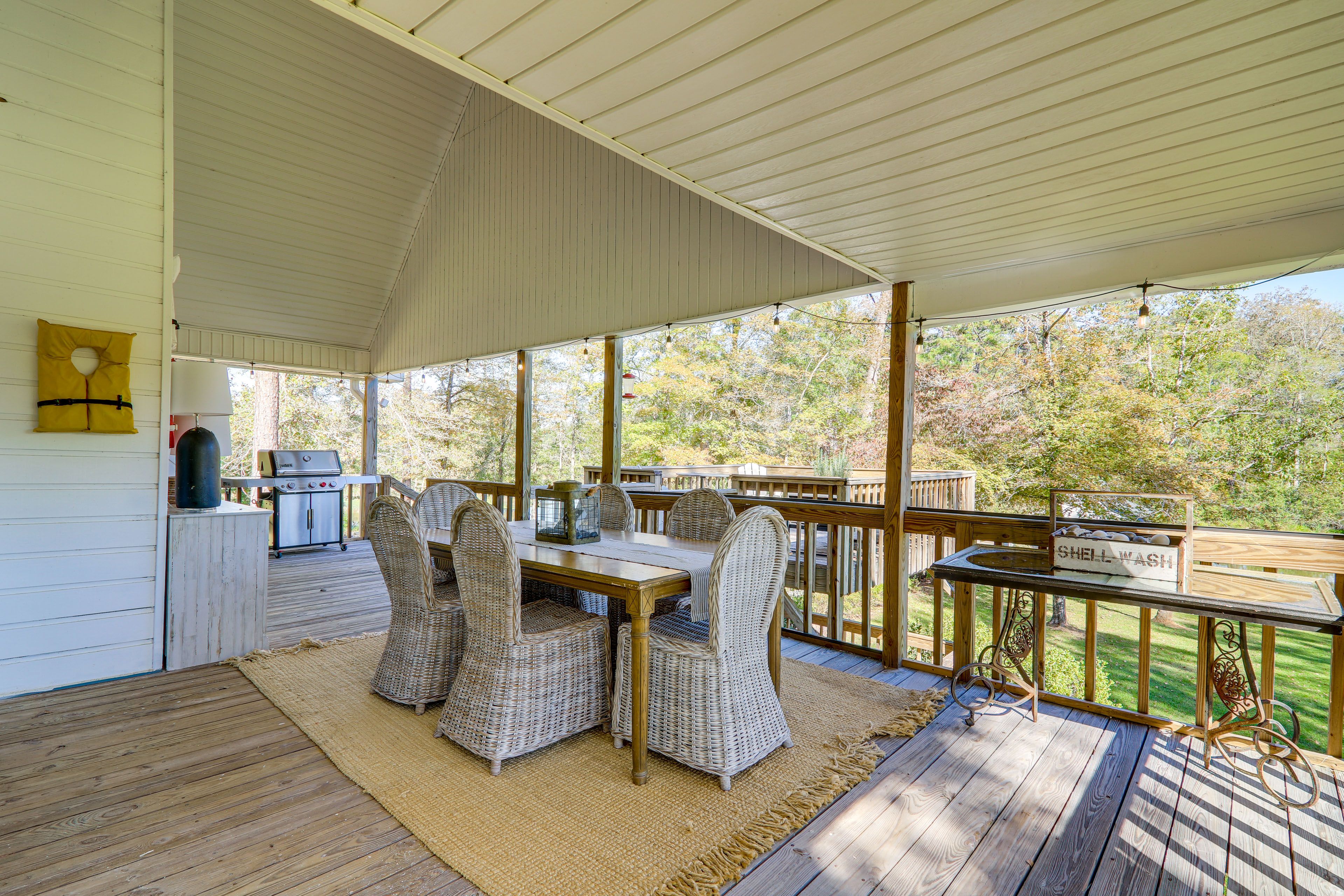 Dining Area | Gas Grill