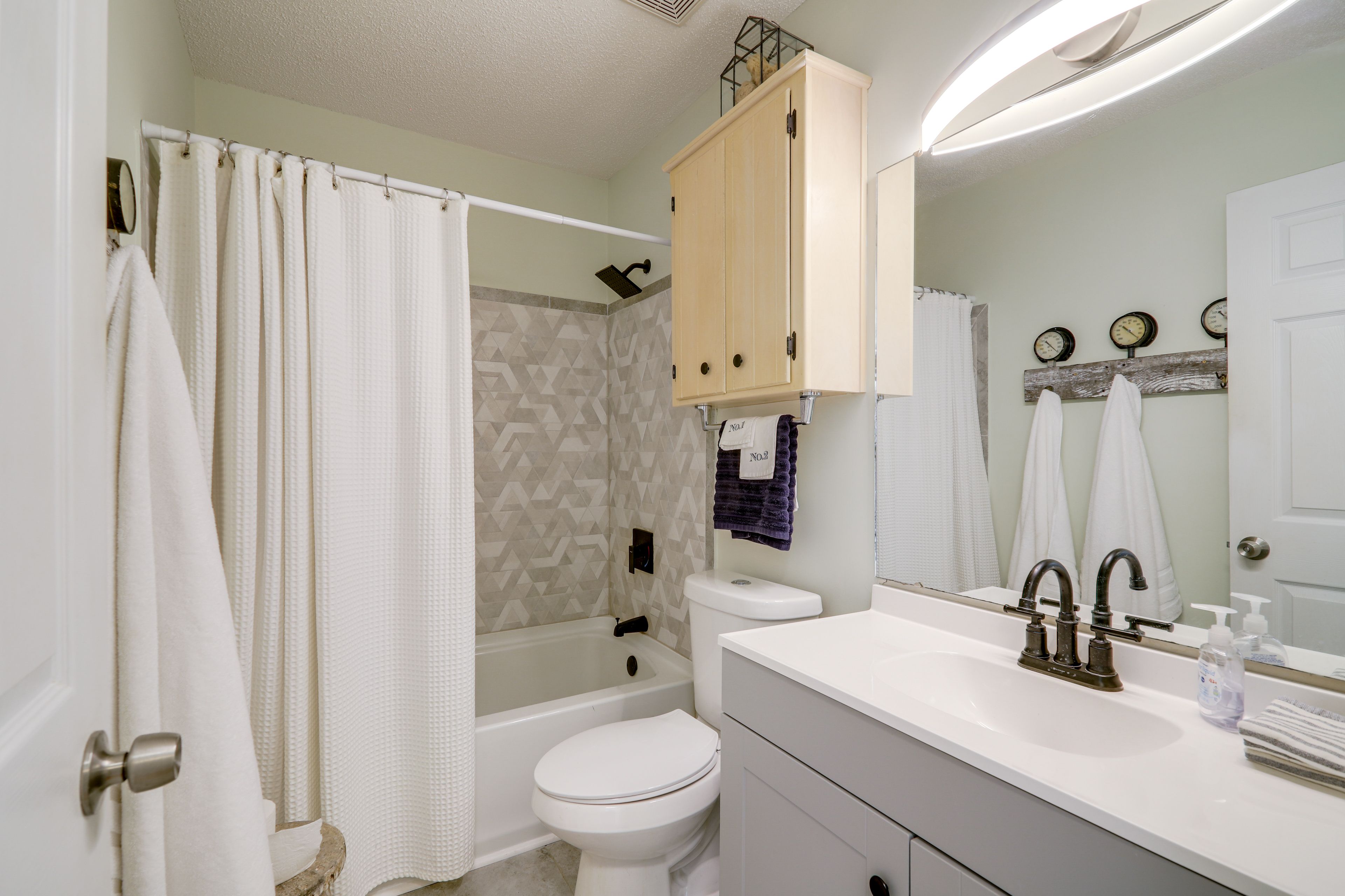 Full Bathroom | Towels & Linens Provided | Main Level