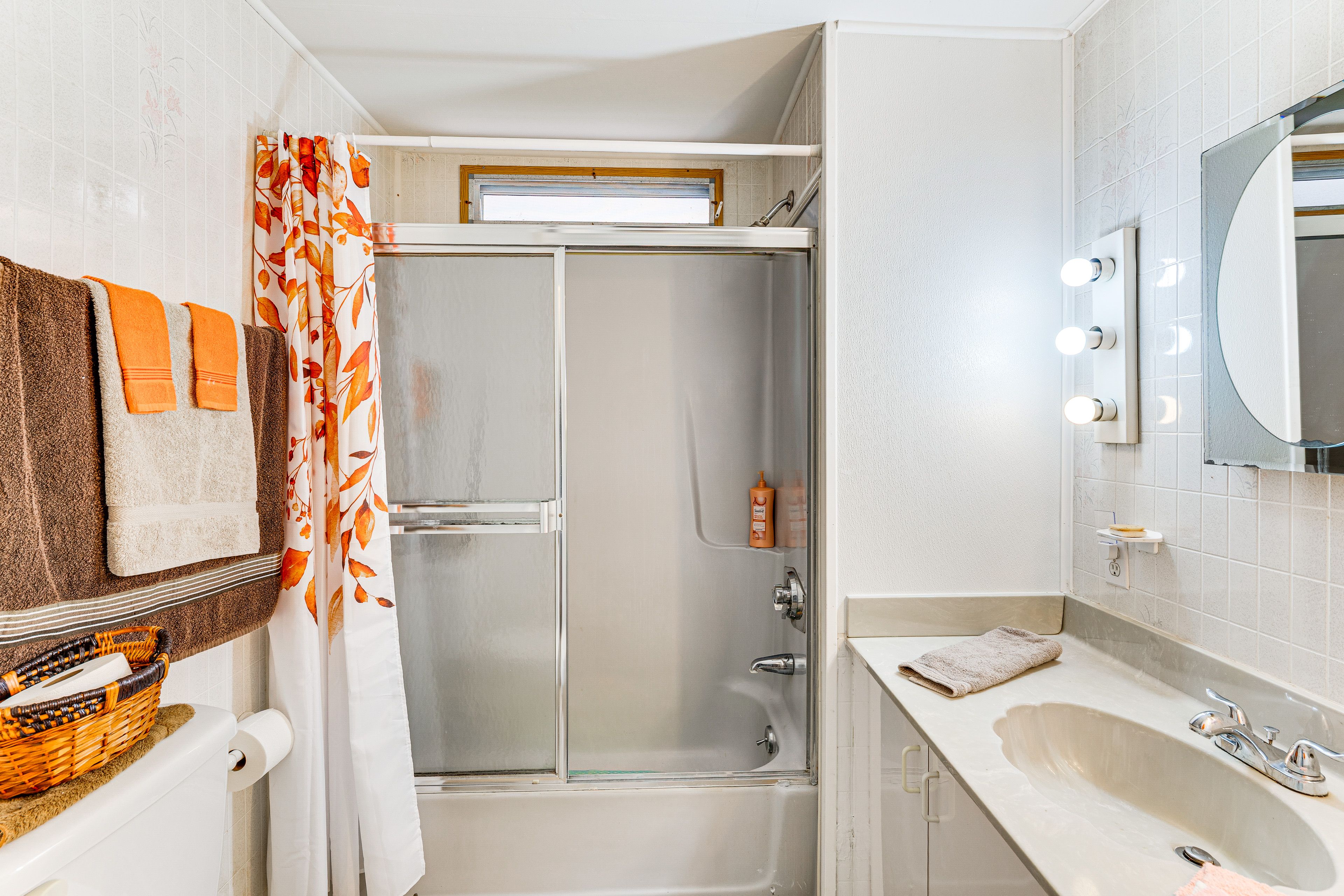 Full Bathroom | Towels Provided