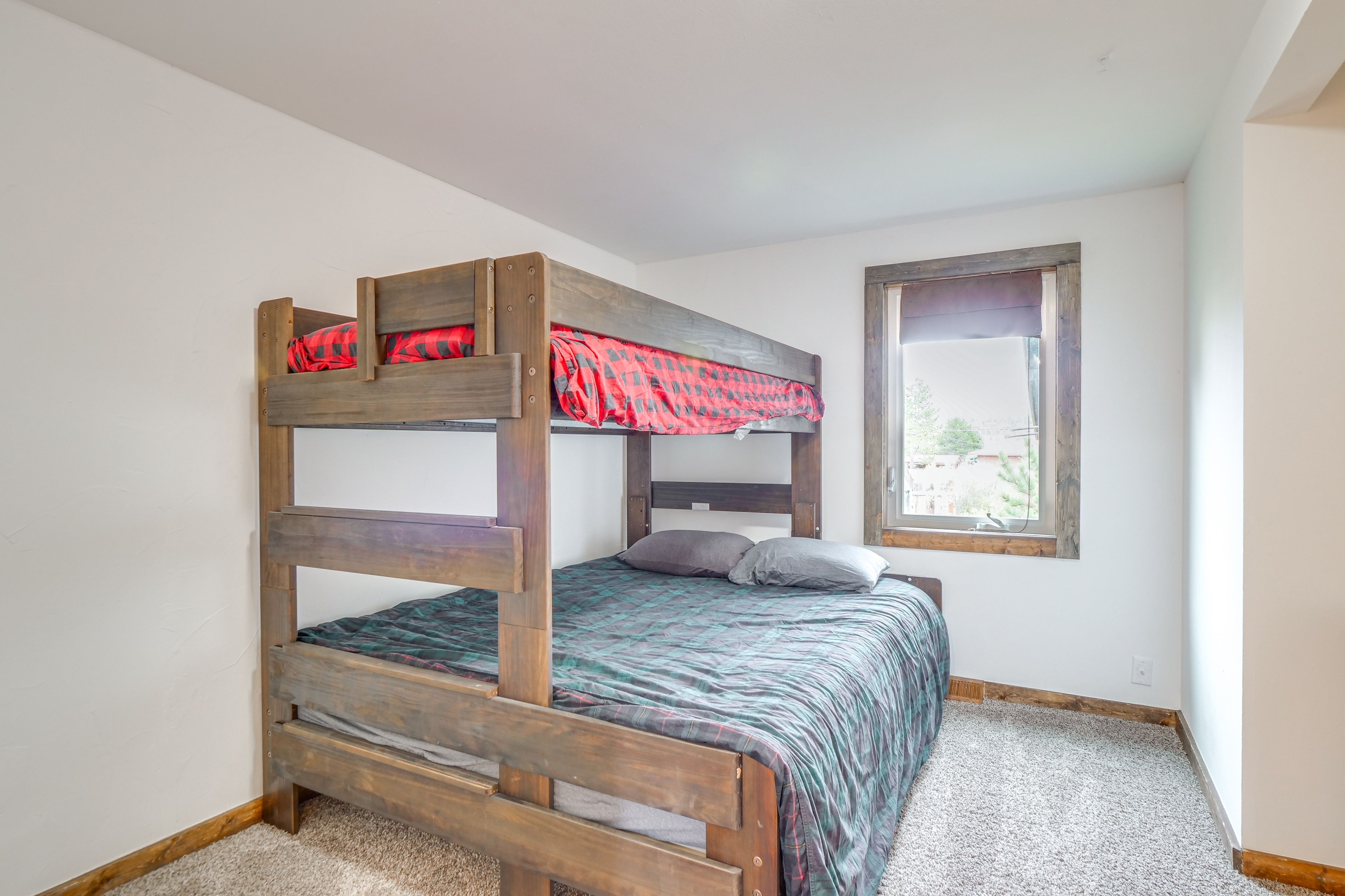 Bedroom 3 | Twin/Queen Bunk Bed | 1st Floor